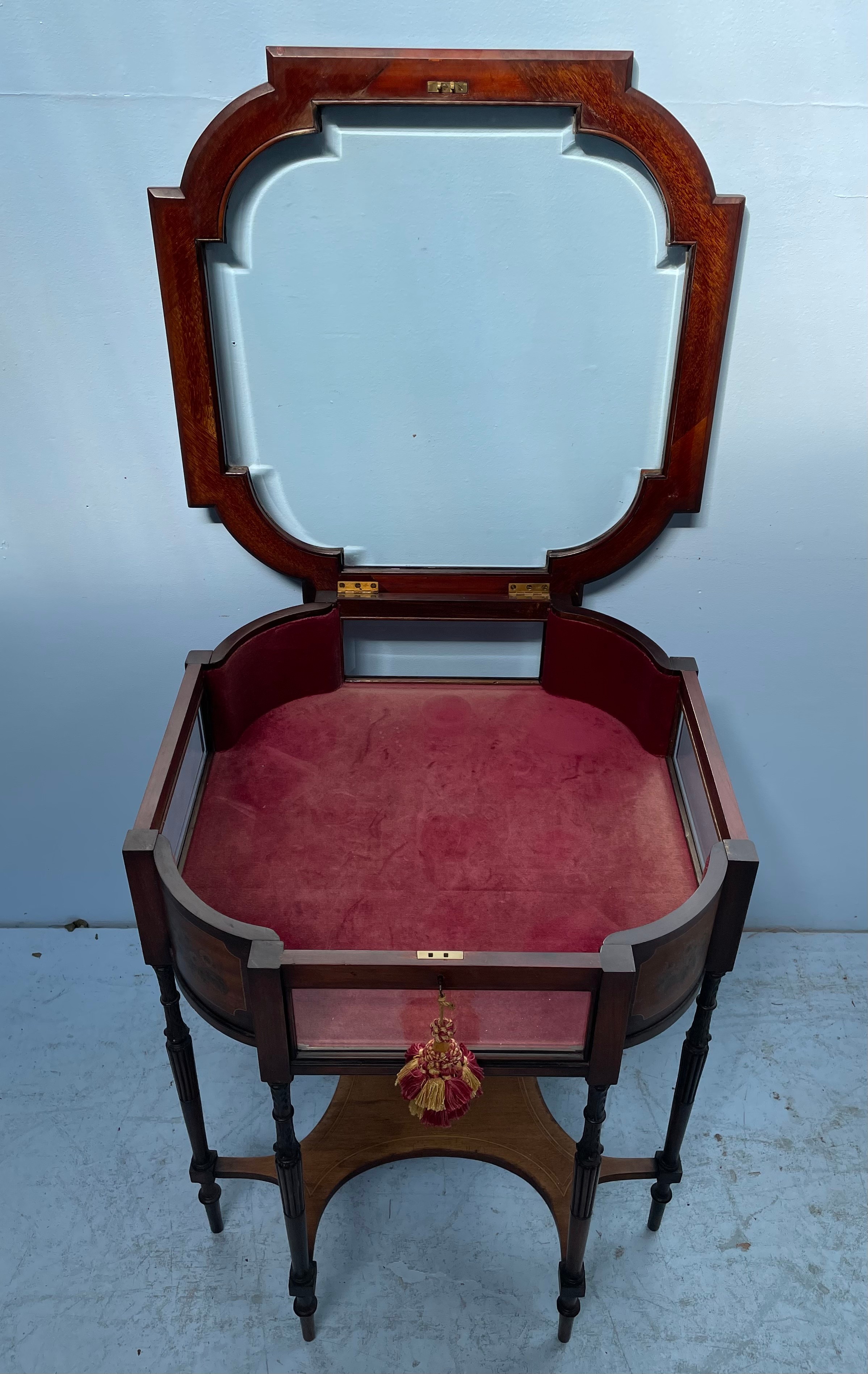 A stained walnut bijouterie table with shaped top, inlaid floral canted corners, red velvet lined - Bild 2 aus 3