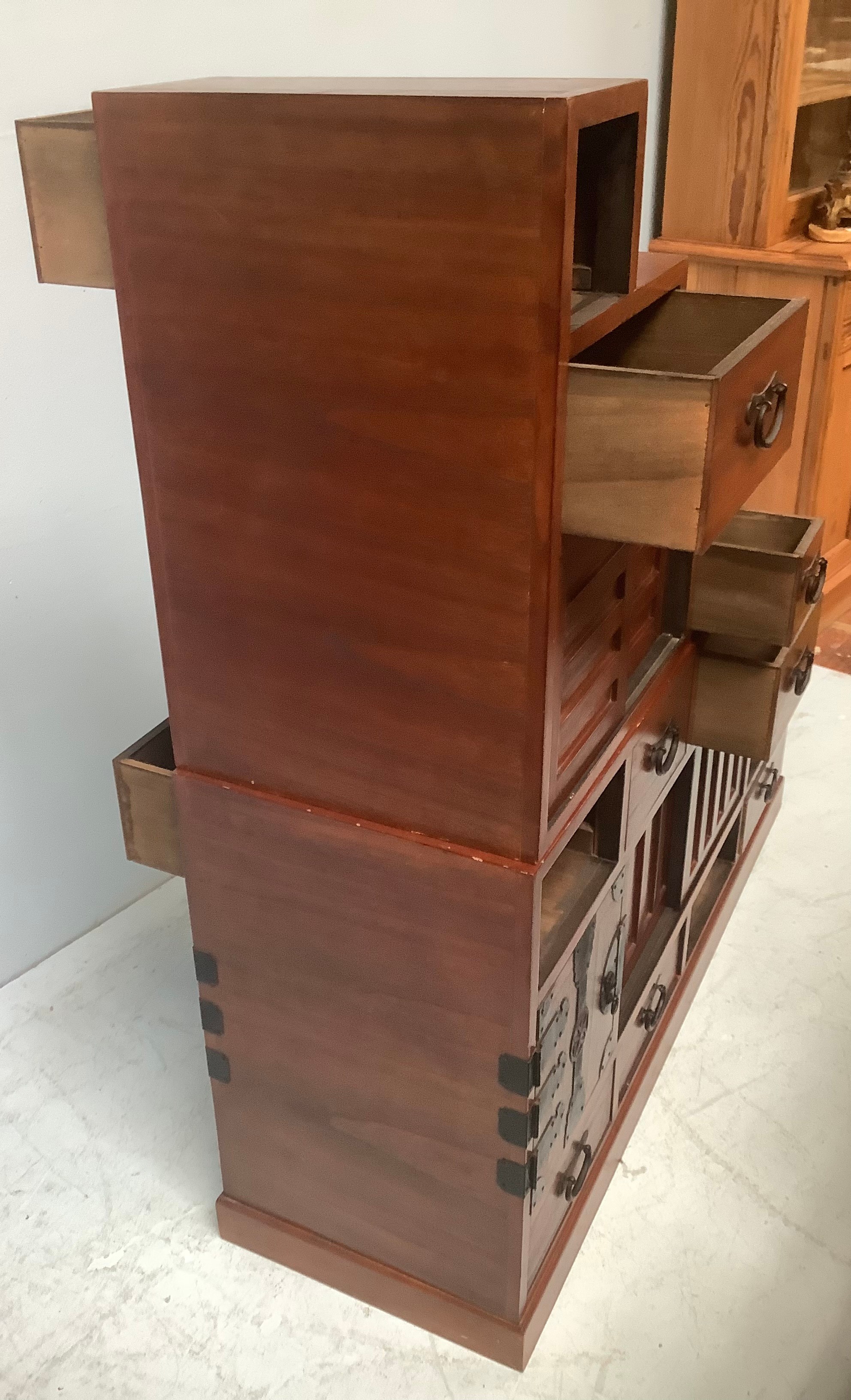 A 20th century Japanese Tansu stair storage system comprising various drawers with black metal - Bild 4 aus 4