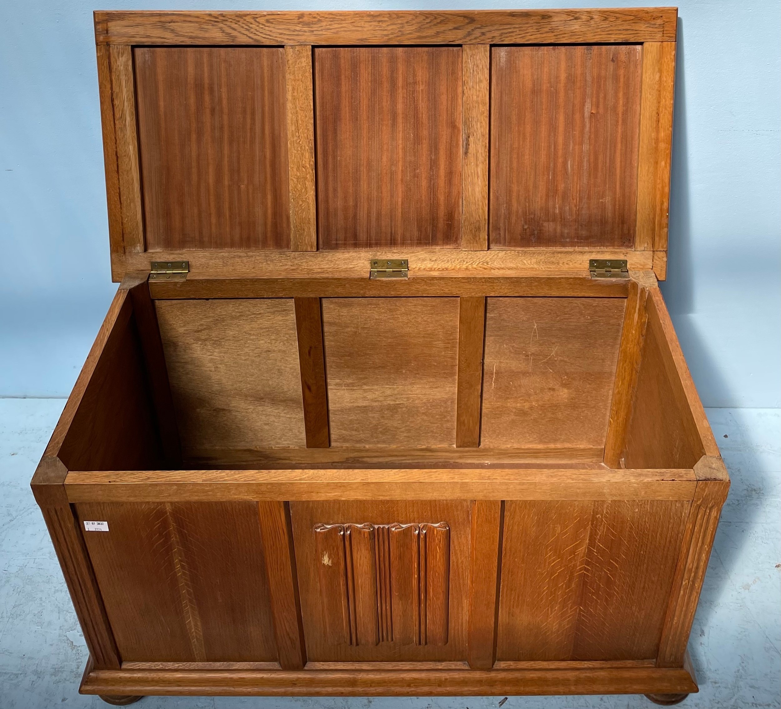 A pine dressing table with mirrored back above a chest of three graduated long drawers, raised on - Bild 4 aus 4