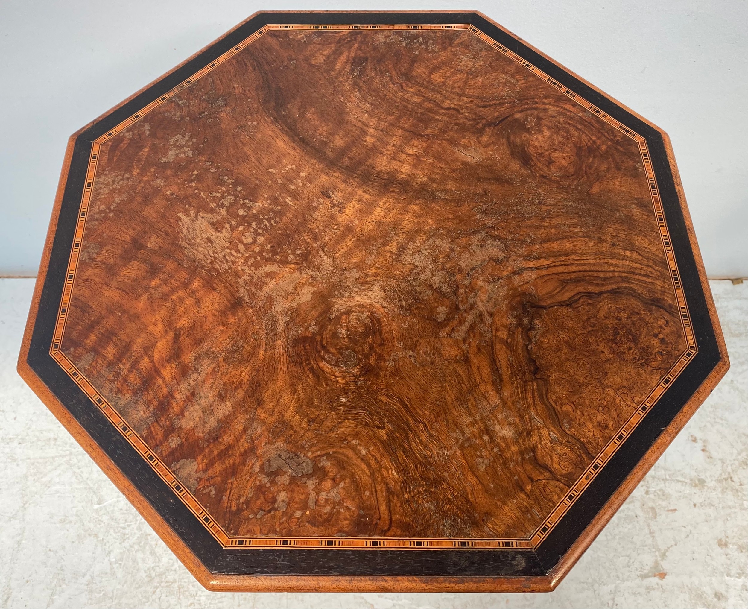 An Edwardian octagonal table with central inlaid floral and outer bands, with galleried under- - Bild 3 aus 7