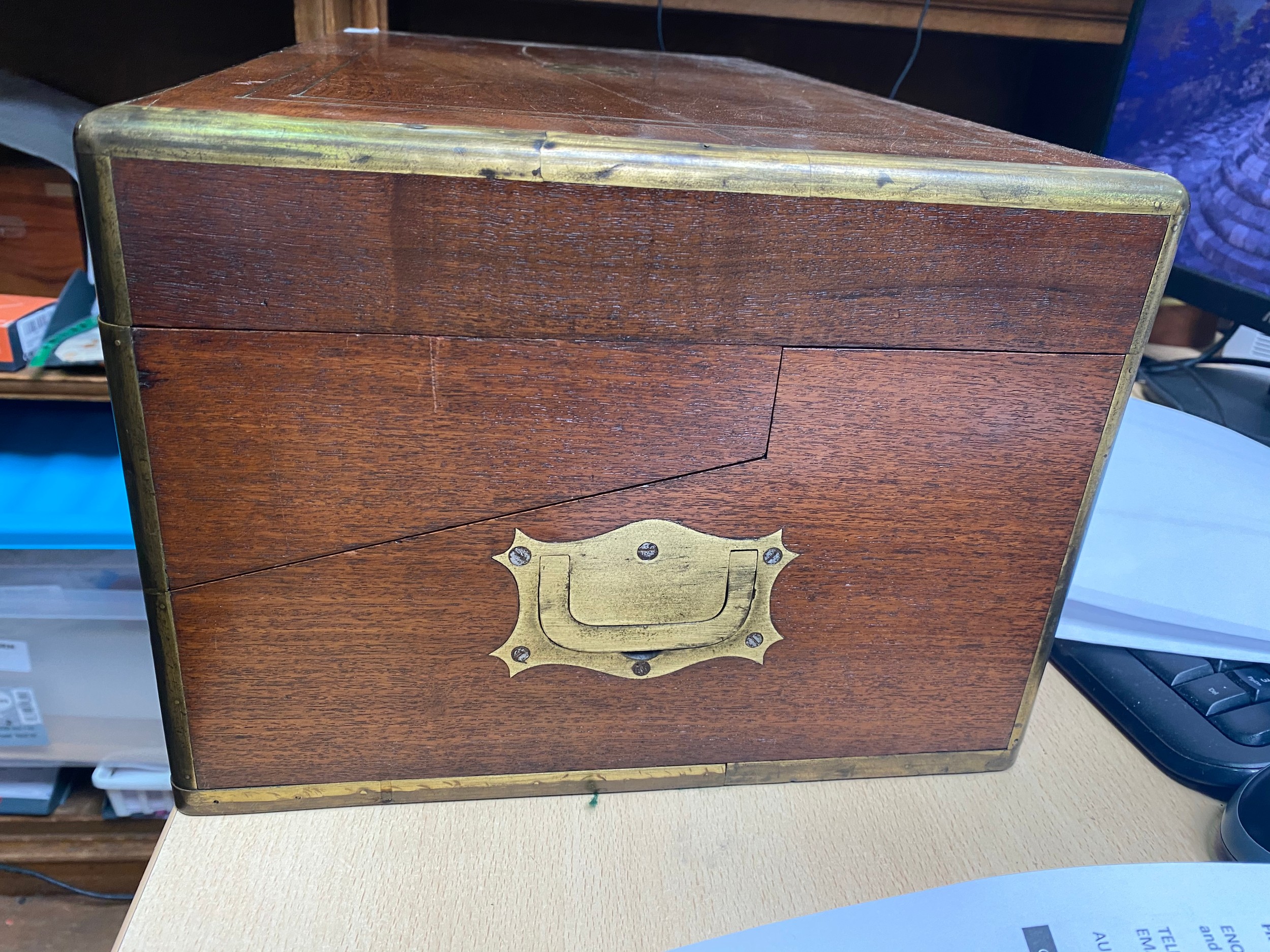 A brass bound mahogany campaign writing slope with double fold- out green leather gilt tooled - Bild 14 aus 16