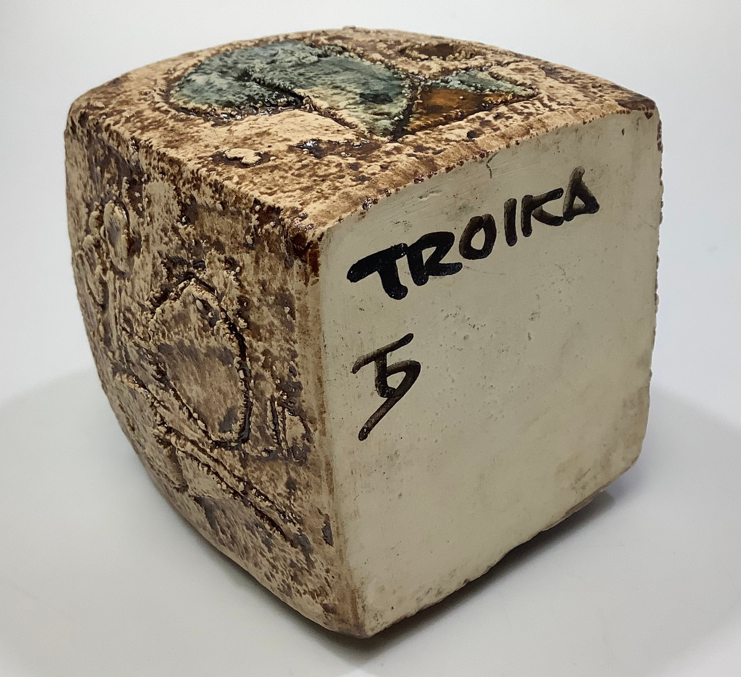 A Troika Pottery marmalade pot decorated by Teo Bernatowitz, with incised and painted abstract - Image 2 of 5