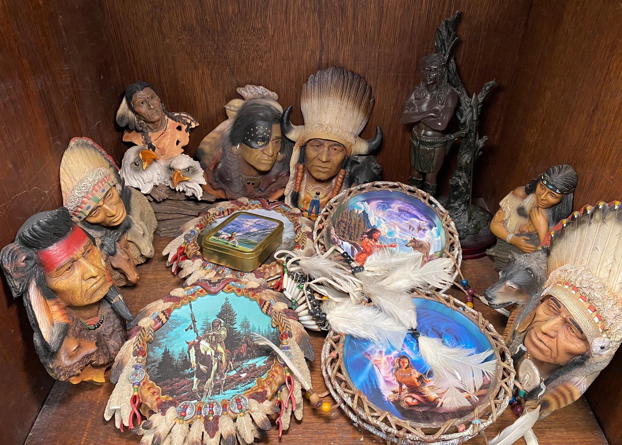 A large quantity of various owl related ornaments, salt and pepper and display plates etc. - Image 4 of 4