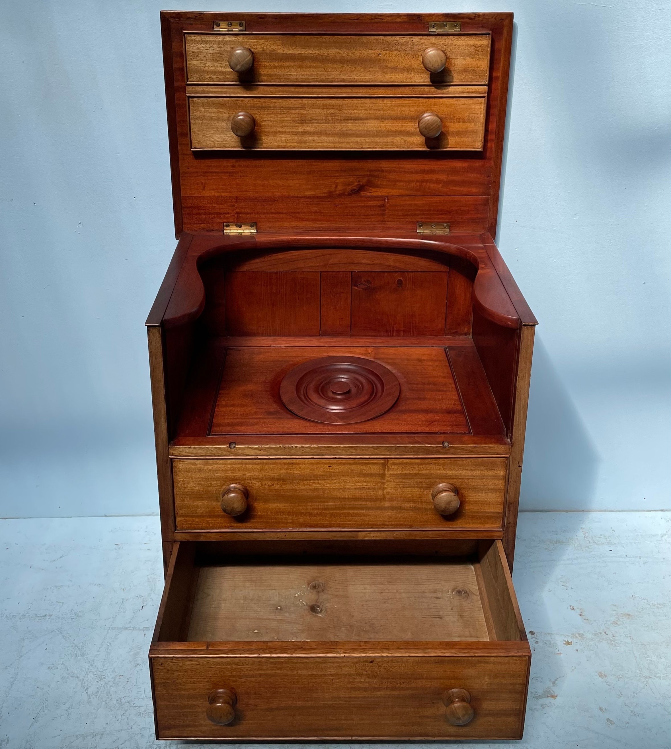 A pine dressing table with mirrored back above a chest of three graduated long drawers, raised on - Bild 3 aus 4