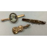 A 9ct gold cameo brooch together with another 9ct bar brooch and a 9ct gold violin charm (af) 7.6g