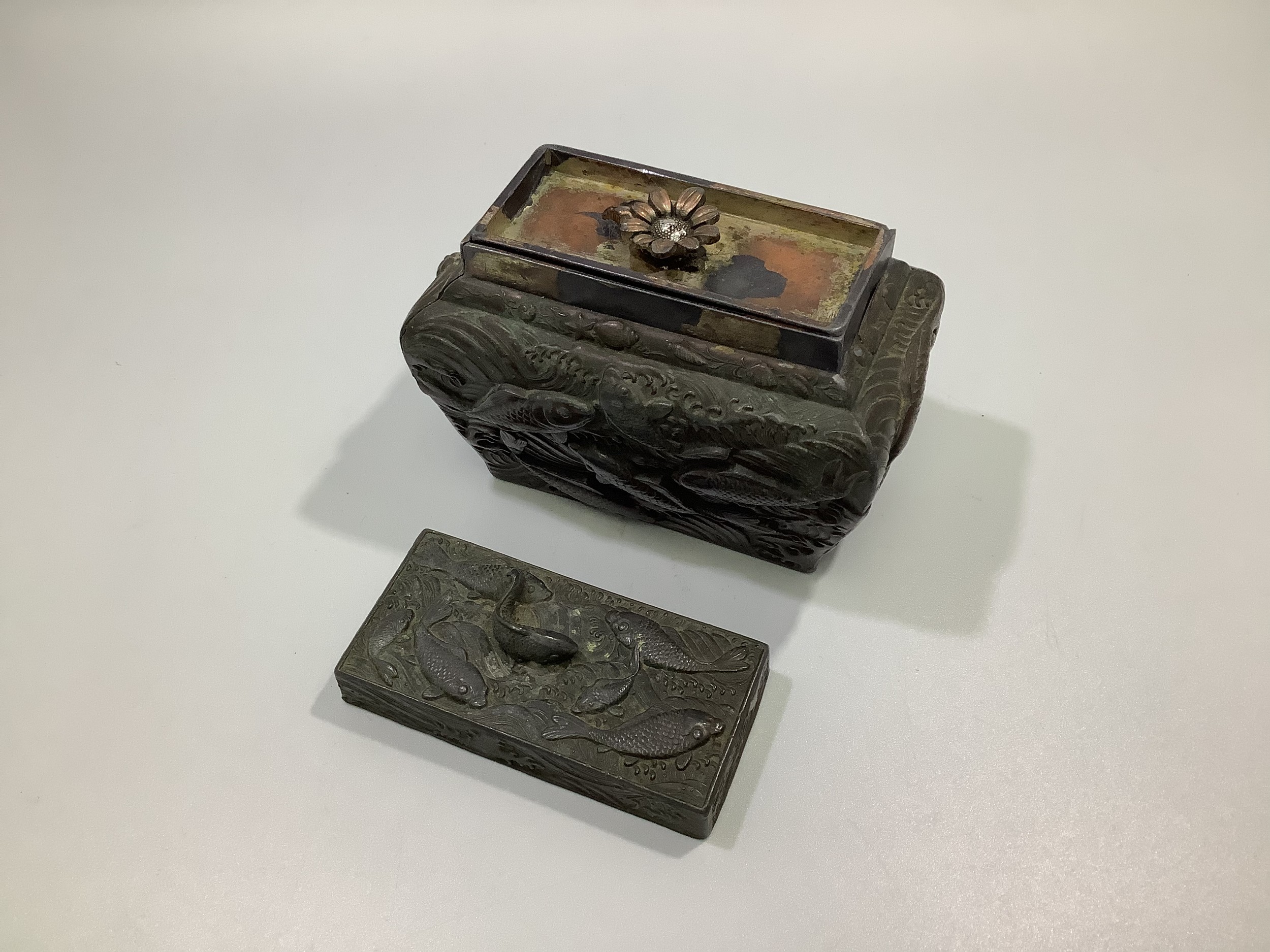 A Chinese copper tea caddy embossed with carp, cover with carp finial and inner cover with flower - Bild 3 aus 3