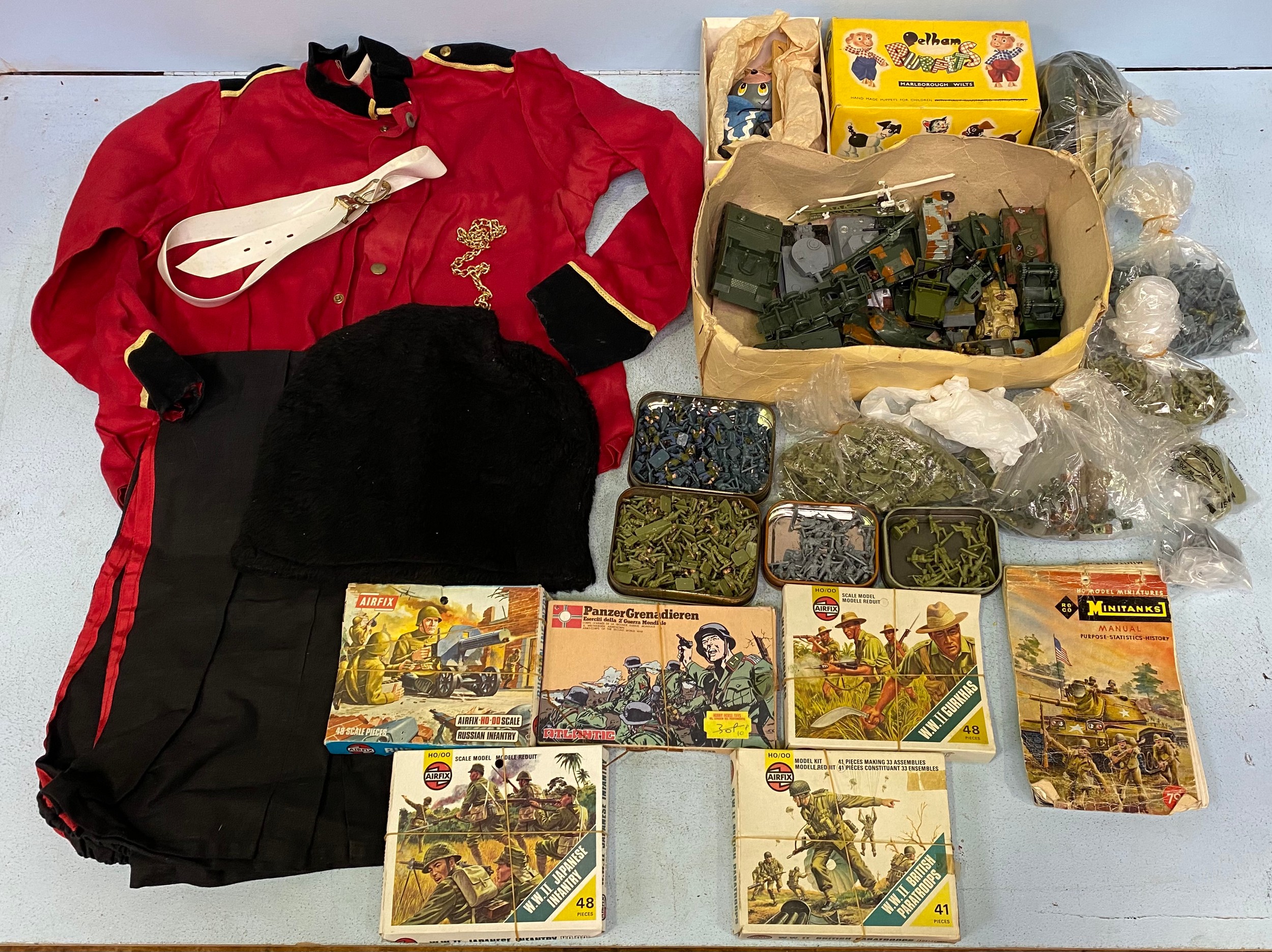 A quantity of Airfix HO/OO scale model plastic toy soldiers, including bags and tins of loose and