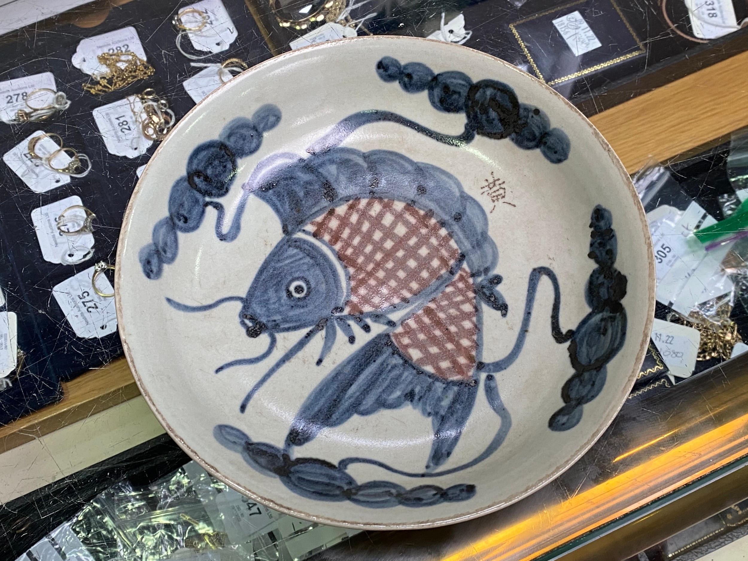 A large Chinese porcelain ginger jar and cover painted in underglaze cobalt blue with dragons amidst - Bild 3 aus 19