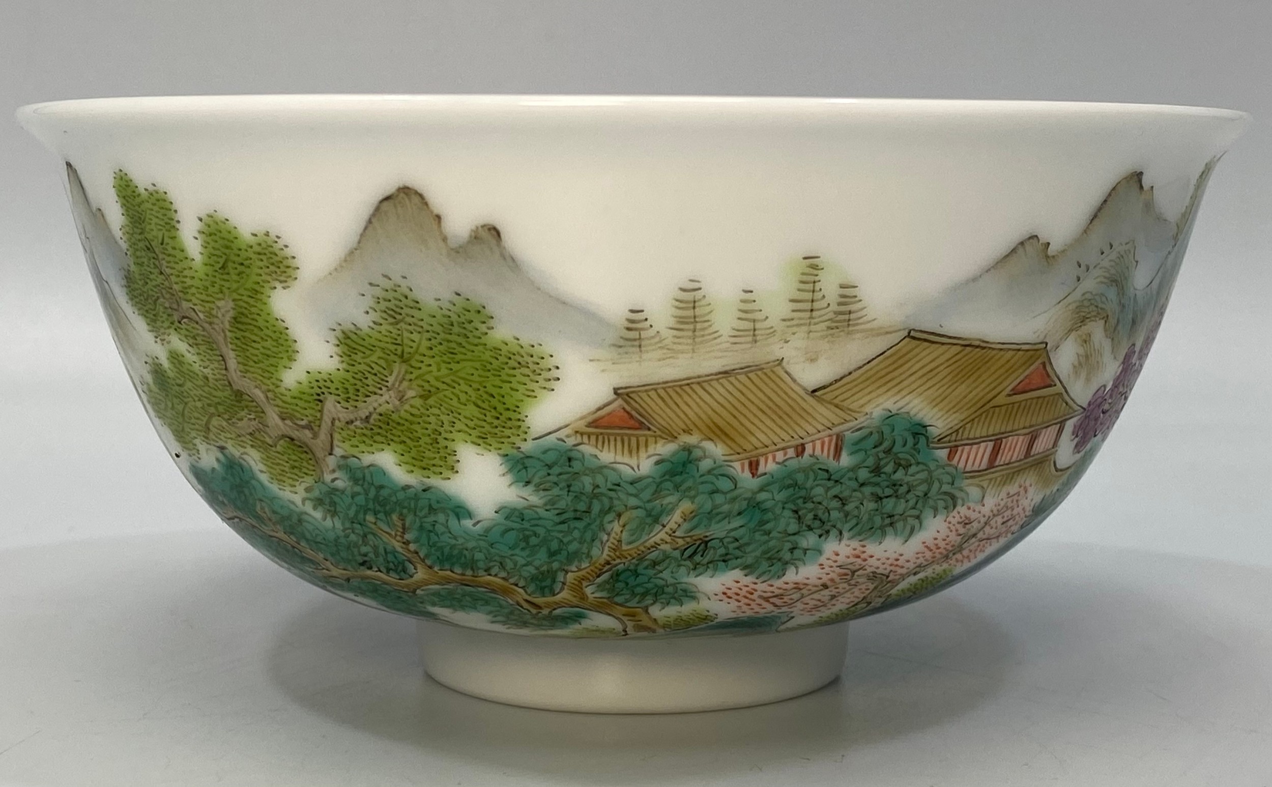 A Chinese porcelain bowl hand painted with a scene of a figure of a man on a raft with houses, - Bild 5 aus 6