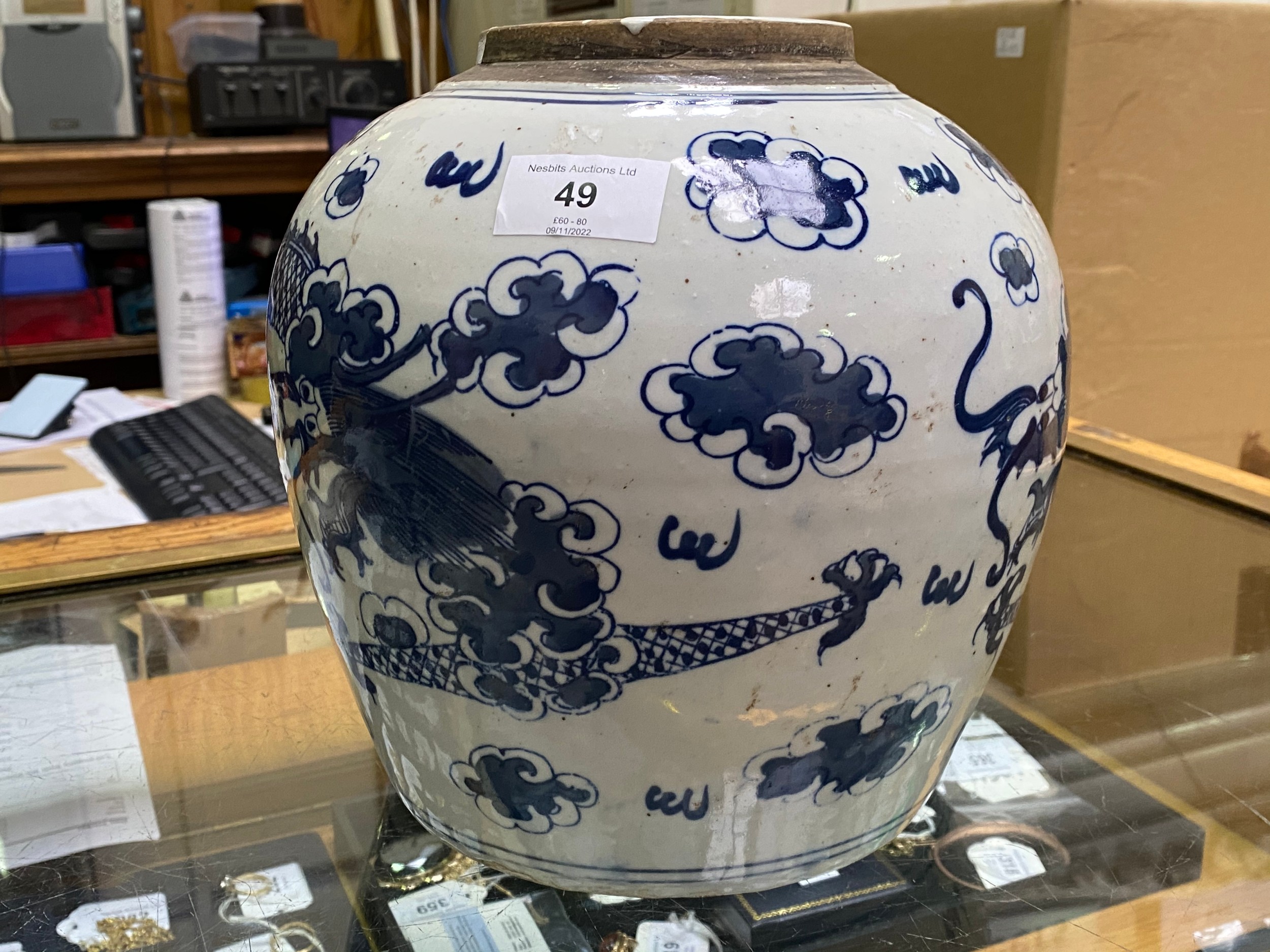 A large Chinese porcelain ginger jar and cover painted in underglaze cobalt blue with dragons amidst - Bild 16 aus 19