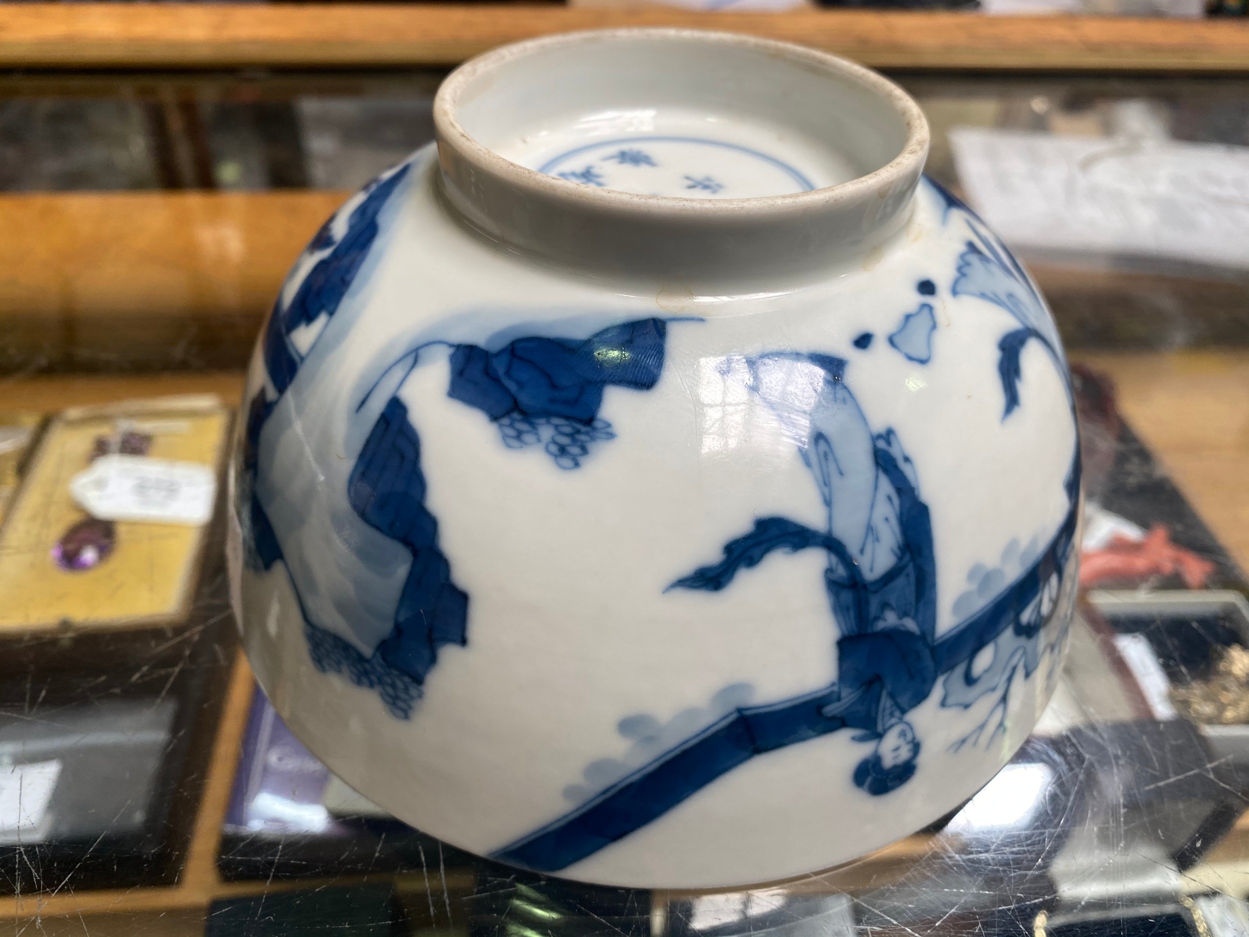 A Chinese porcelain blue and white bowl decorated with ladies in a walled garden with a rabbit, - Bild 13 aus 14