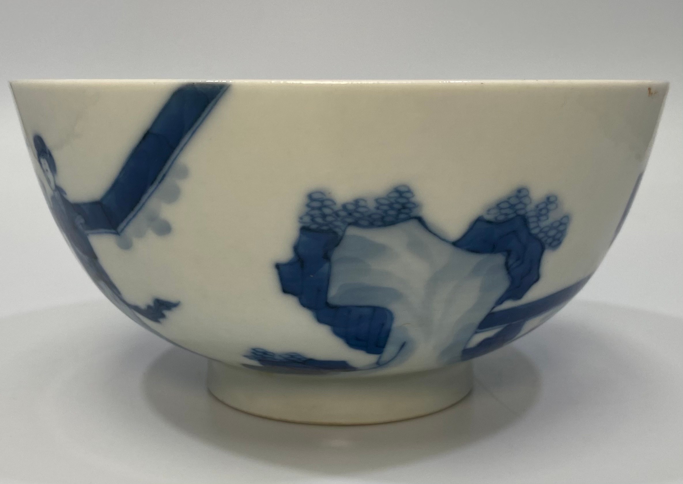 A Chinese porcelain blue and white bowl decorated with ladies in a walled garden with a rabbit, - Bild 2 aus 14