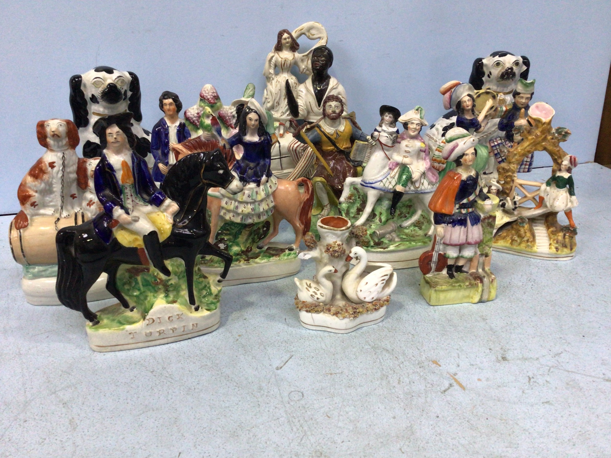 A collection of thirteen various 19th and 20th century Staffordshire pottery figural groups, - Bild 2 aus 2