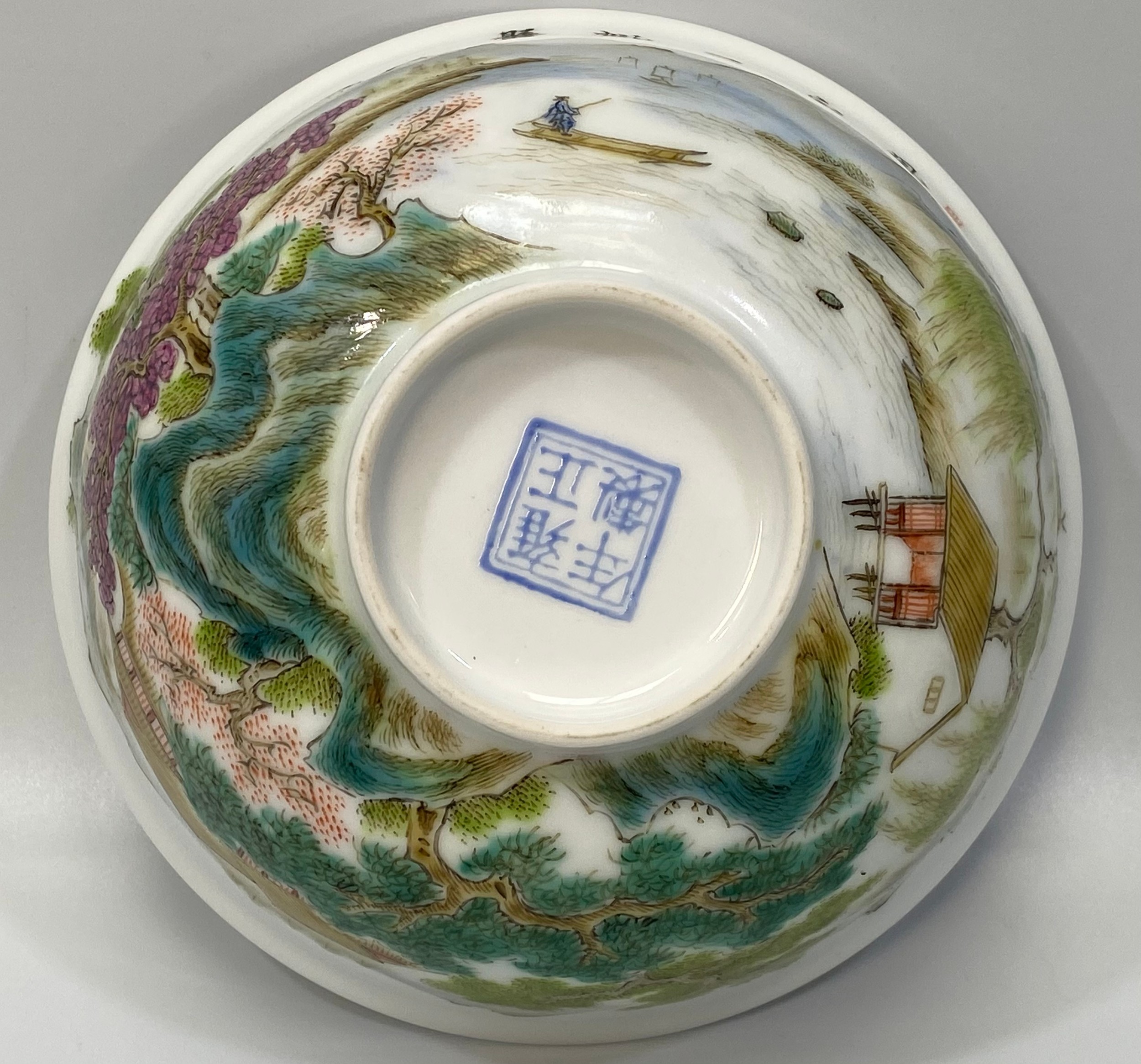 A Chinese porcelain bowl hand painted with a scene of a figure of a man on a raft with houses, - Bild 2 aus 6
