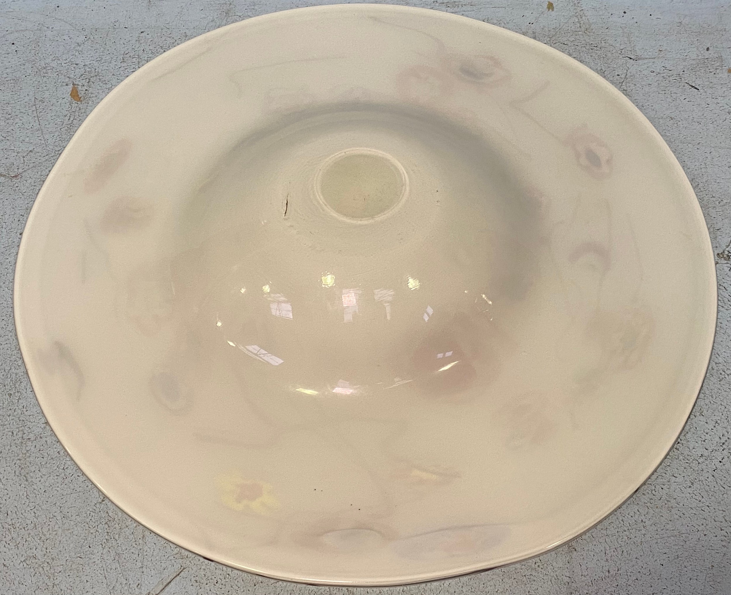 A large white opaque glass charger, decorated with multicoloured flowers, 47cm diameter - Bild 2 aus 2