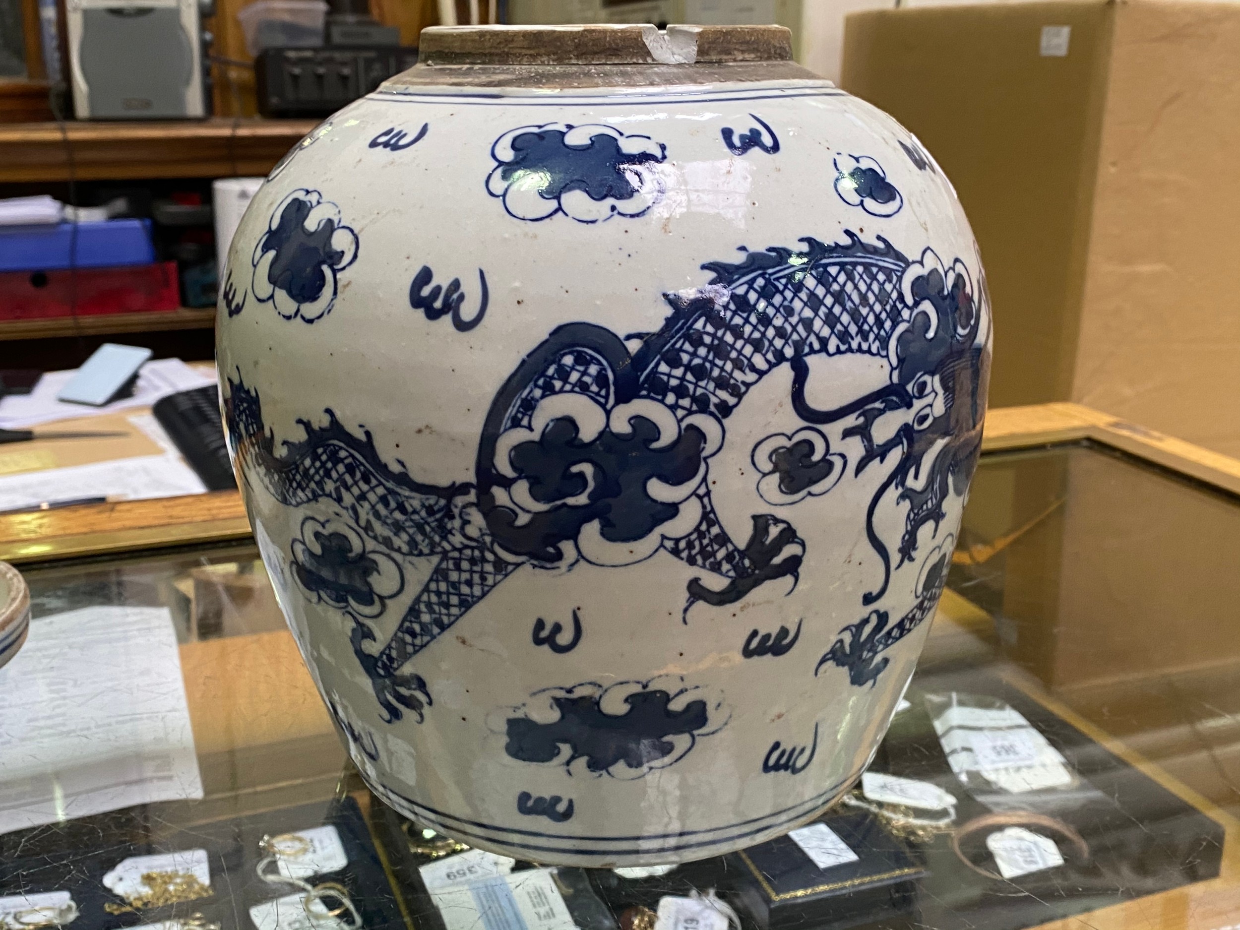 A large Chinese porcelain ginger jar and cover painted in underglaze cobalt blue with dragons amidst - Bild 15 aus 19