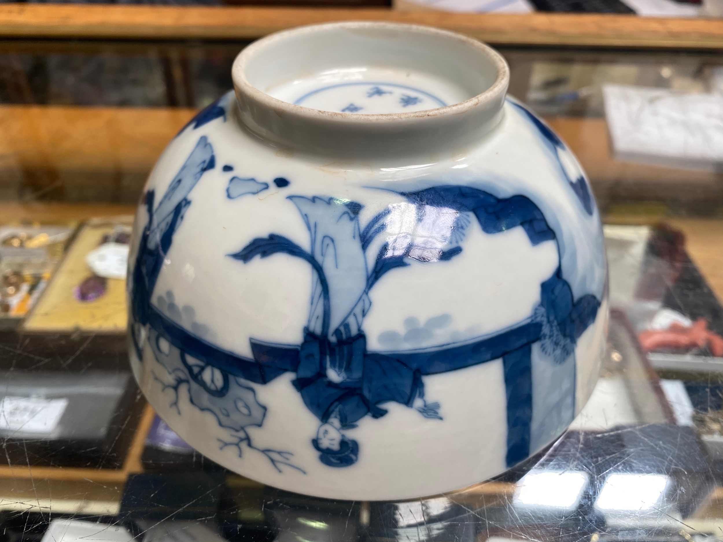 A Chinese porcelain blue and white bowl decorated with ladies in a walled garden with a rabbit, - Bild 12 aus 14