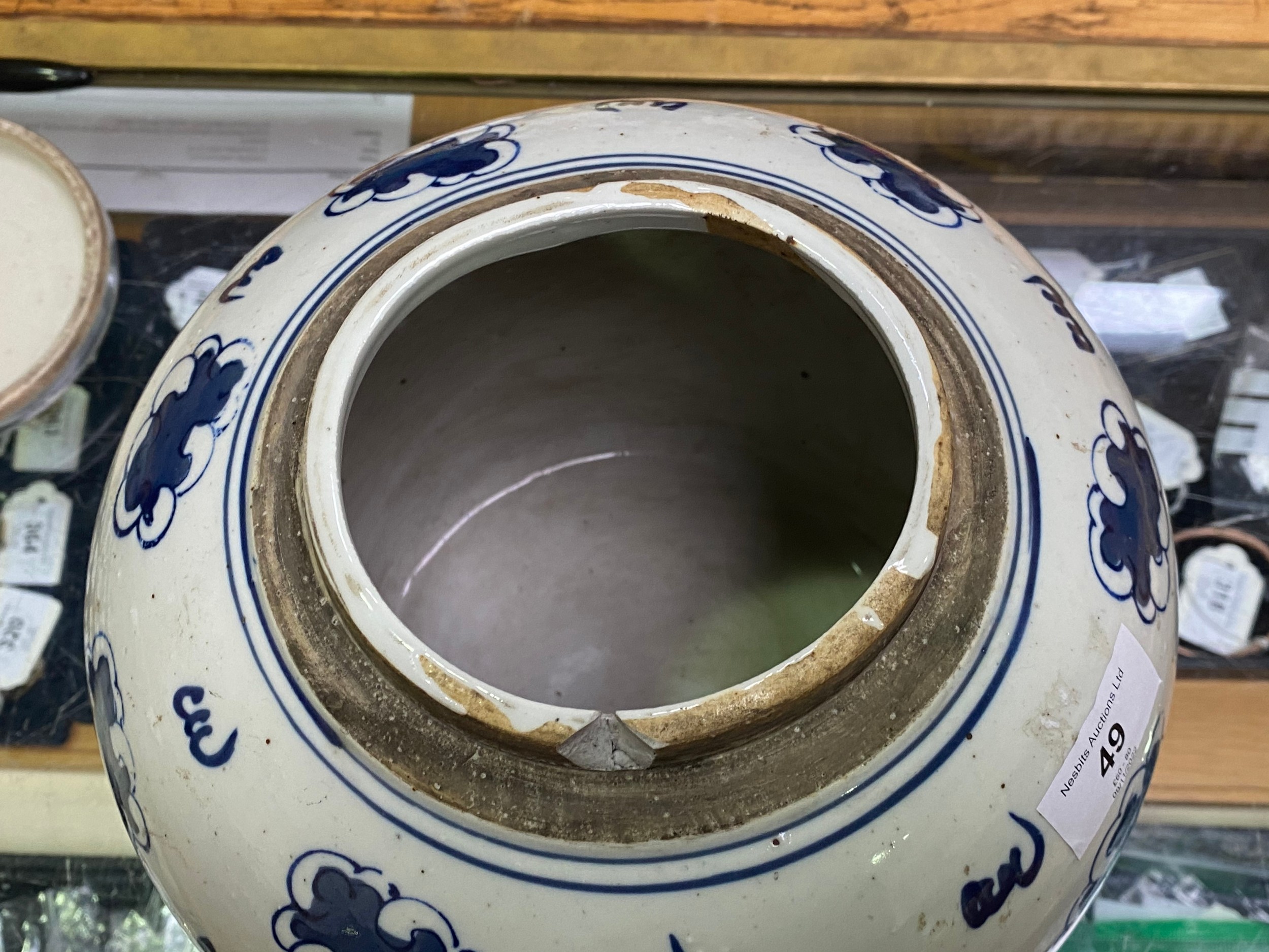 A large Chinese porcelain ginger jar and cover painted in underglaze cobalt blue with dragons amidst - Bild 13 aus 19