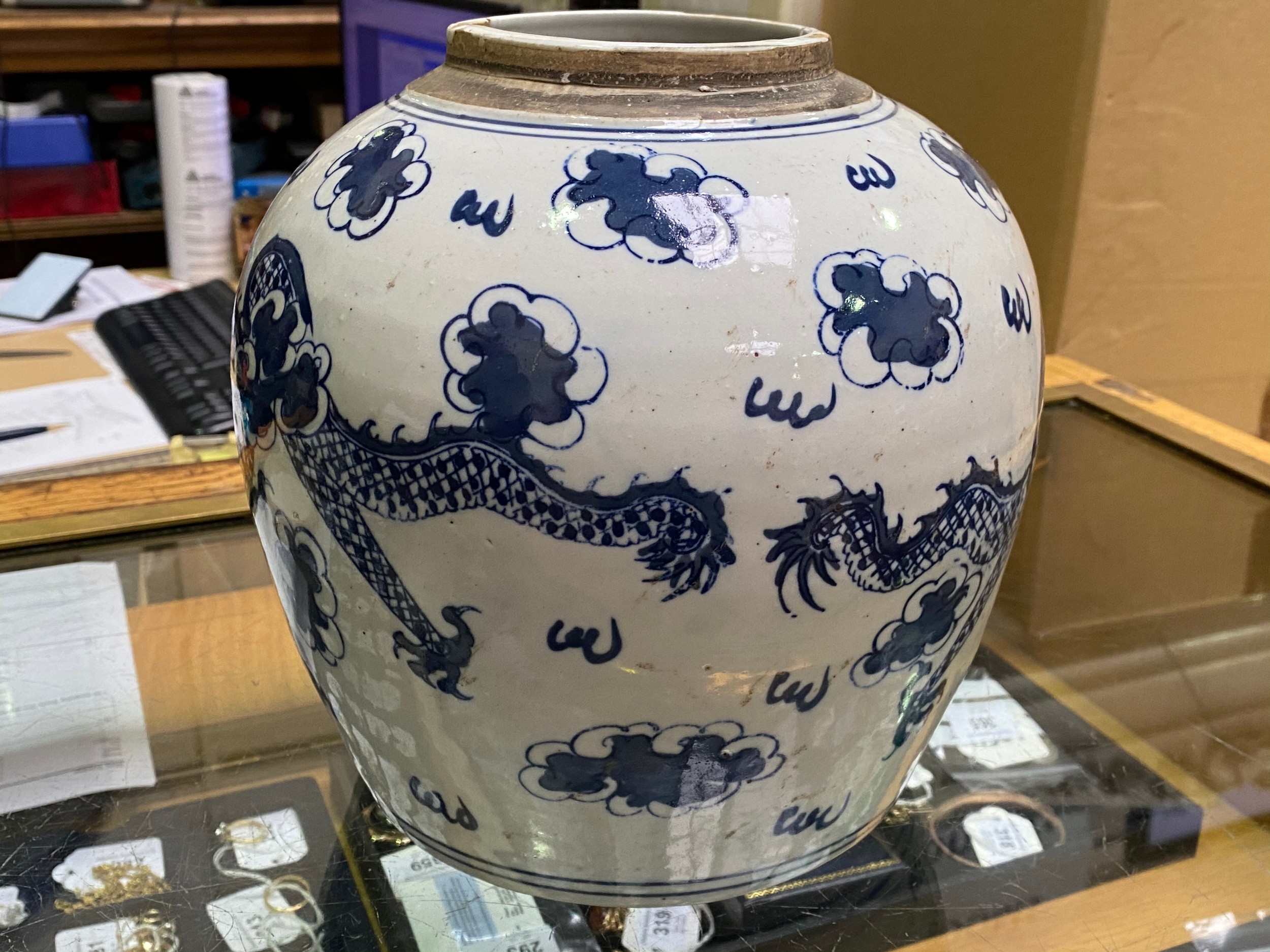 A large Chinese porcelain ginger jar and cover painted in underglaze cobalt blue with dragons amidst - Bild 18 aus 19