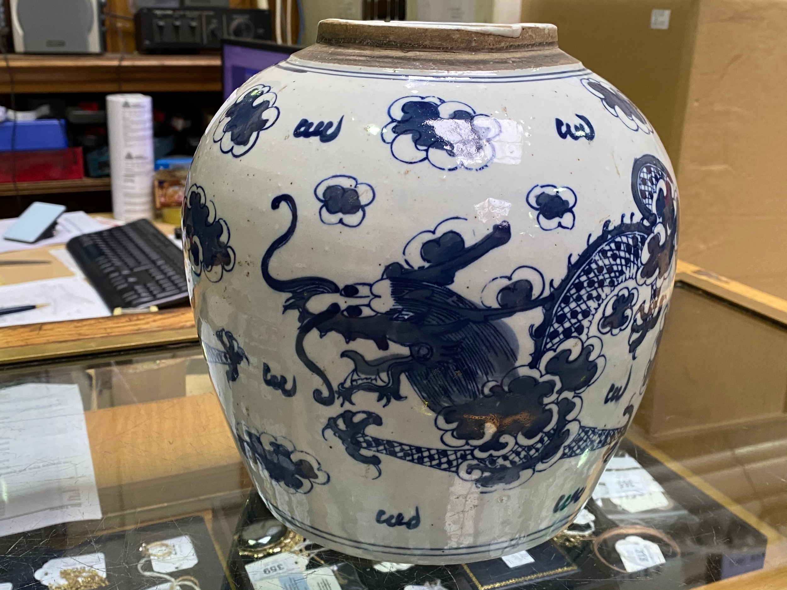 A large Chinese porcelain ginger jar and cover painted in underglaze cobalt blue with dragons amidst - Bild 17 aus 19