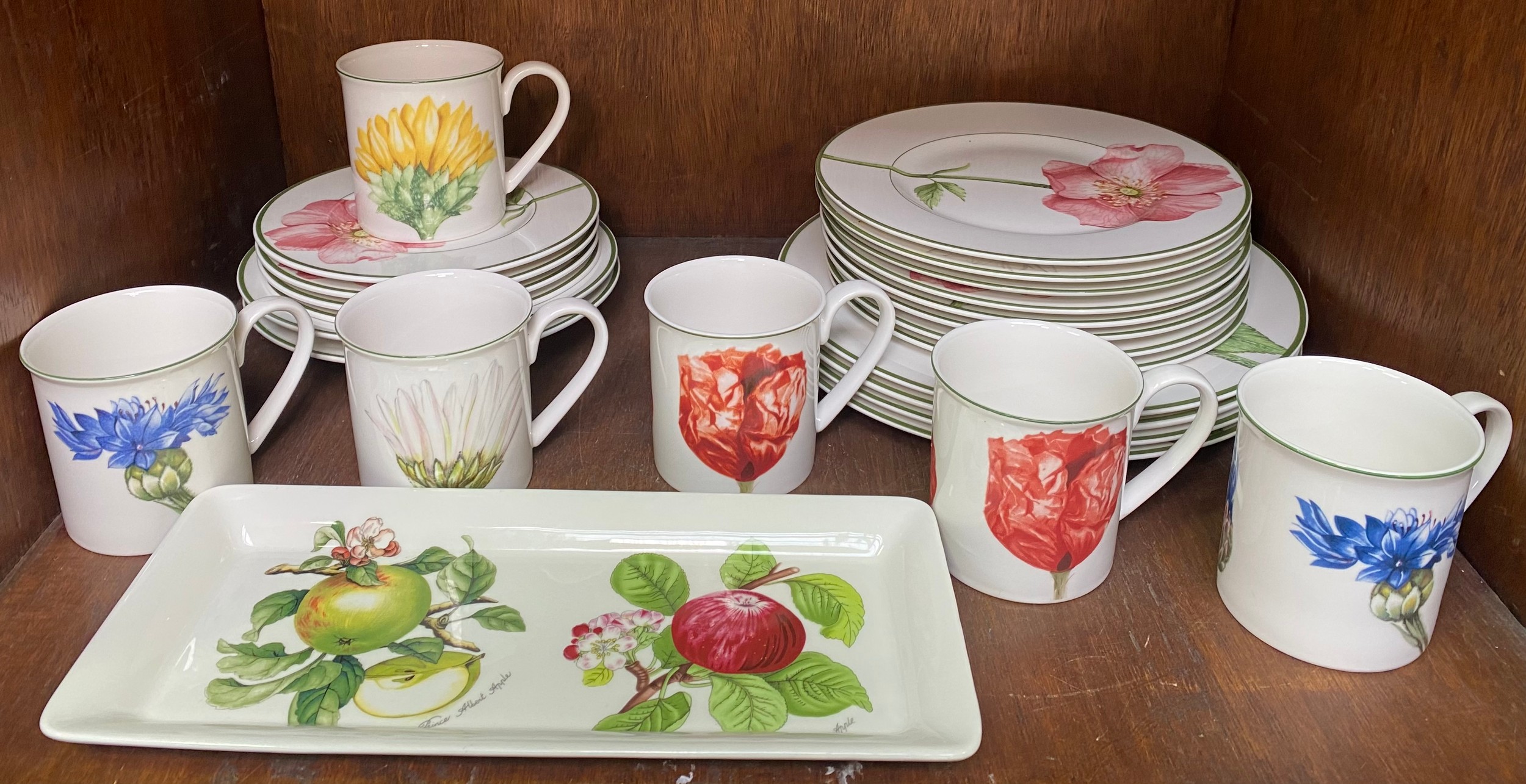 A collection of 24 pieces of Villeroy & Boch Flora pattern fine china, comprising four dinner