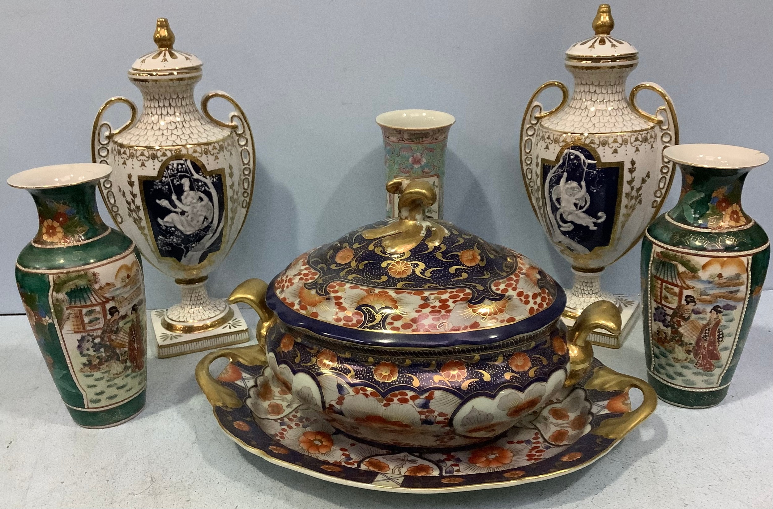 A pair of pâte-sur-pâte decorated urns with covers in the style of Marc-Louis Solon, classically - Image 2 of 22