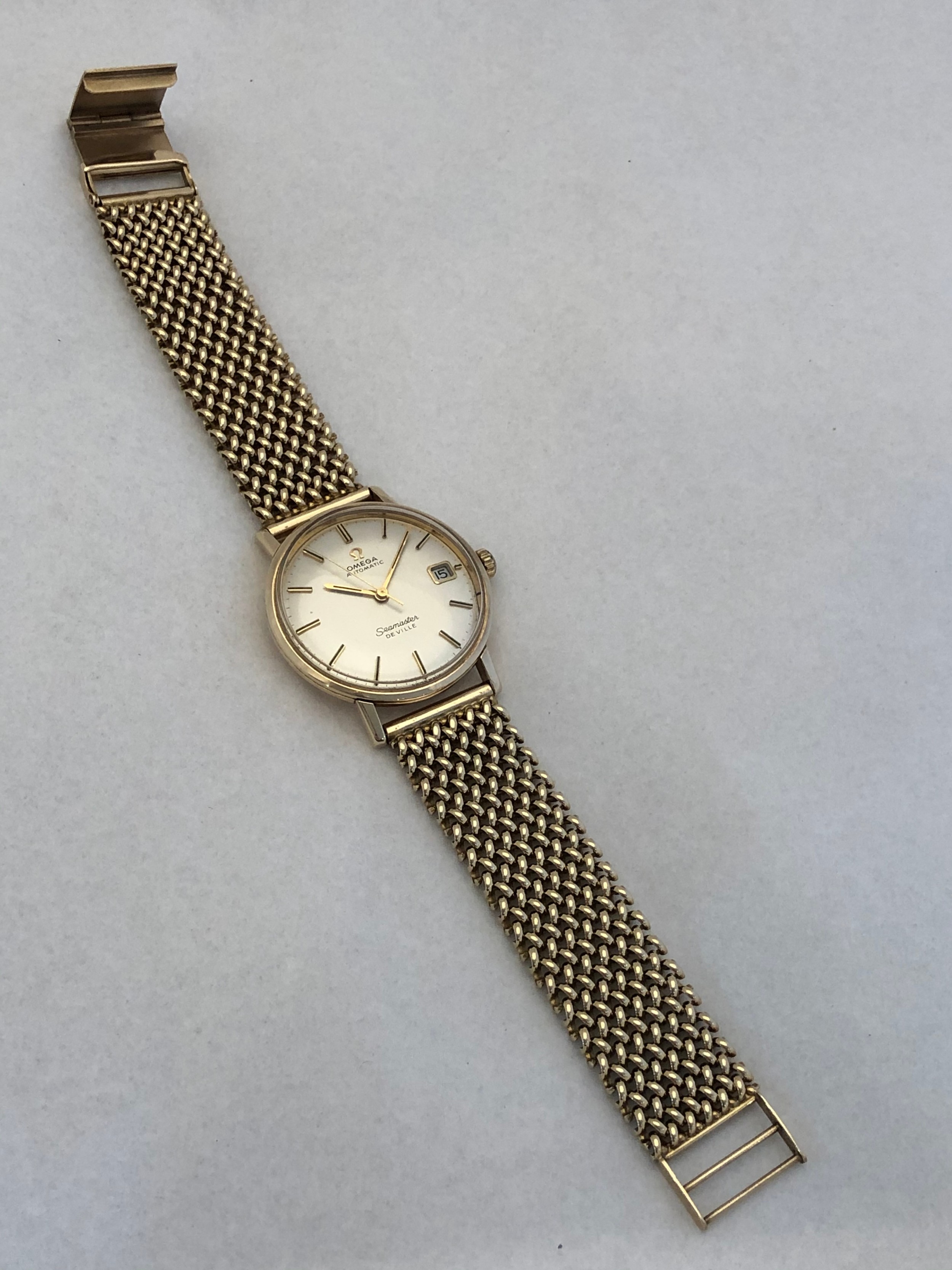 A gents 9ct gold cased Omega Seamaster De Ville automatic wristwatch, the silvered dial with applied - Image 2 of 5