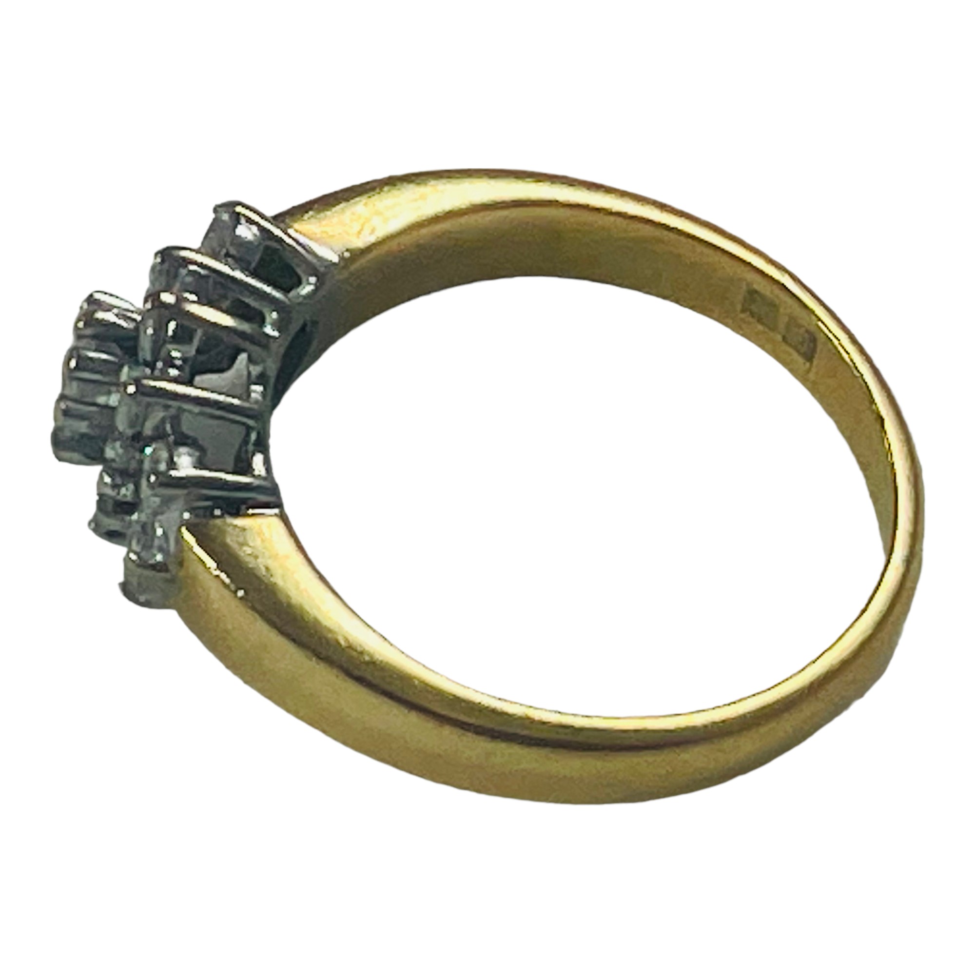 An 18ct yellow gold diamond ring, set with 1 x round brilliant cut diamond to the centre, with 14 - Image 2 of 4