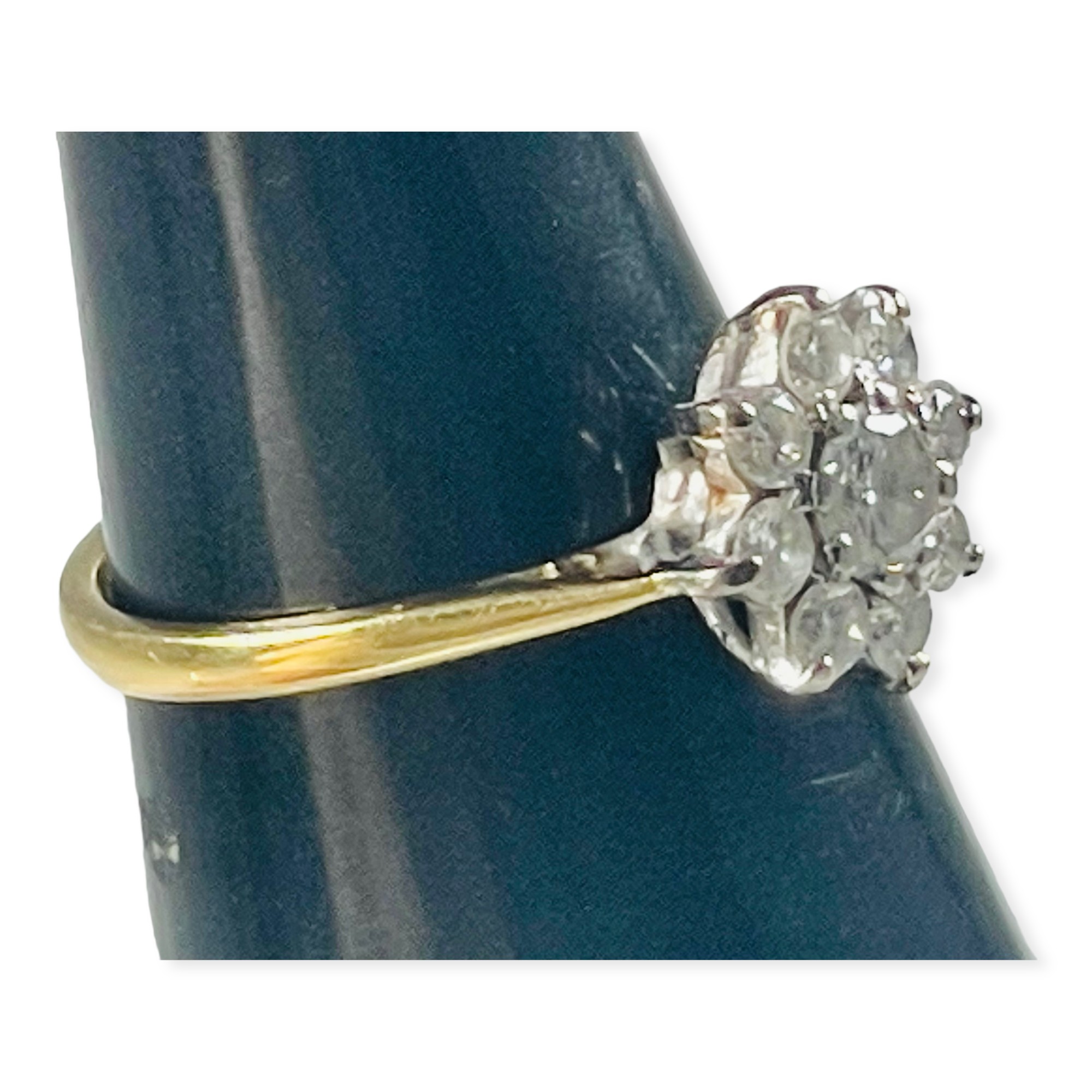 An 18ct yellow gold diamond ring, set with 9 x round brilliant cut diamonds in a daisy cluster - Image 4 of 4