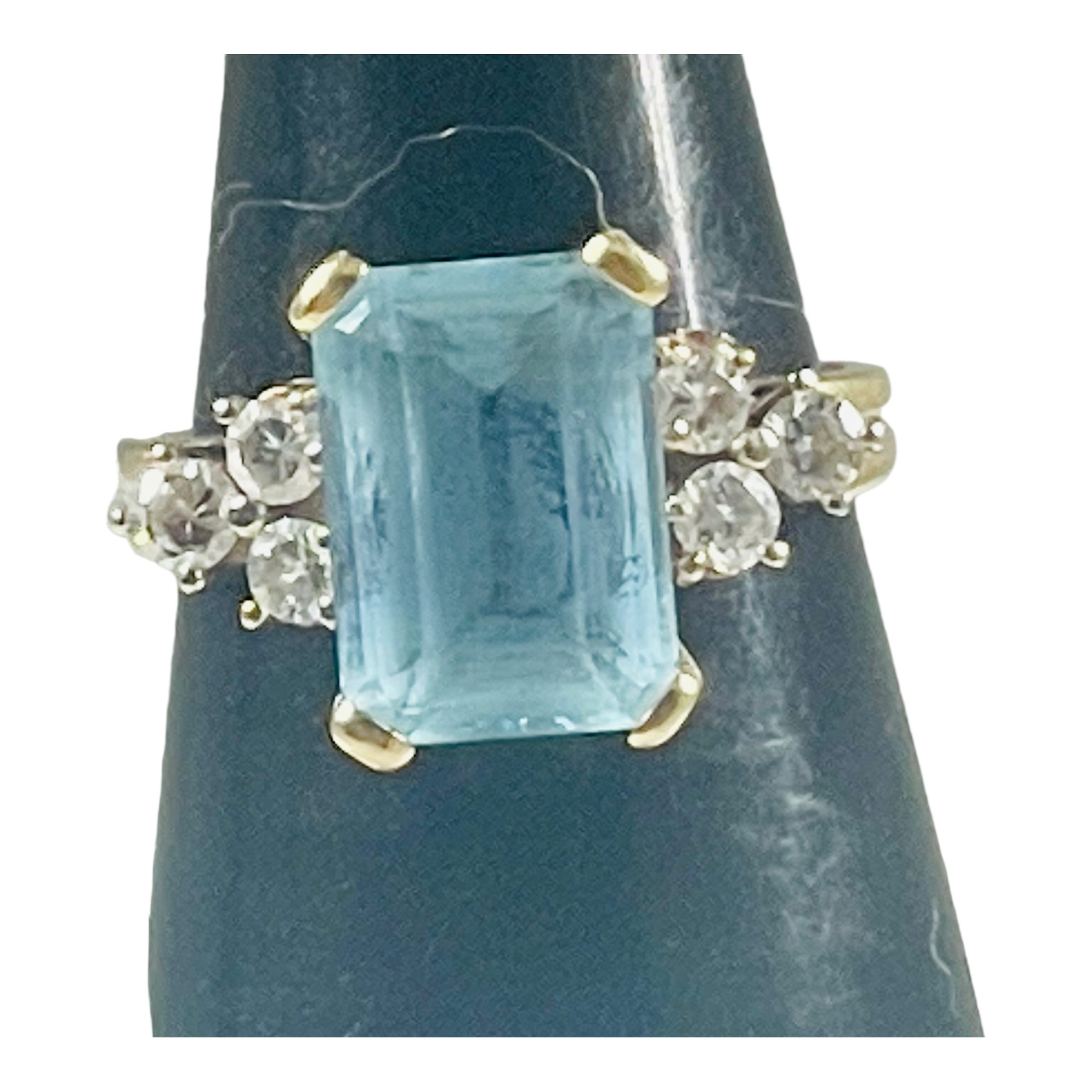 An 18ct gold dress ring, set with a large rectangular shaped aquamarine to the centre, with three - Image 4 of 4