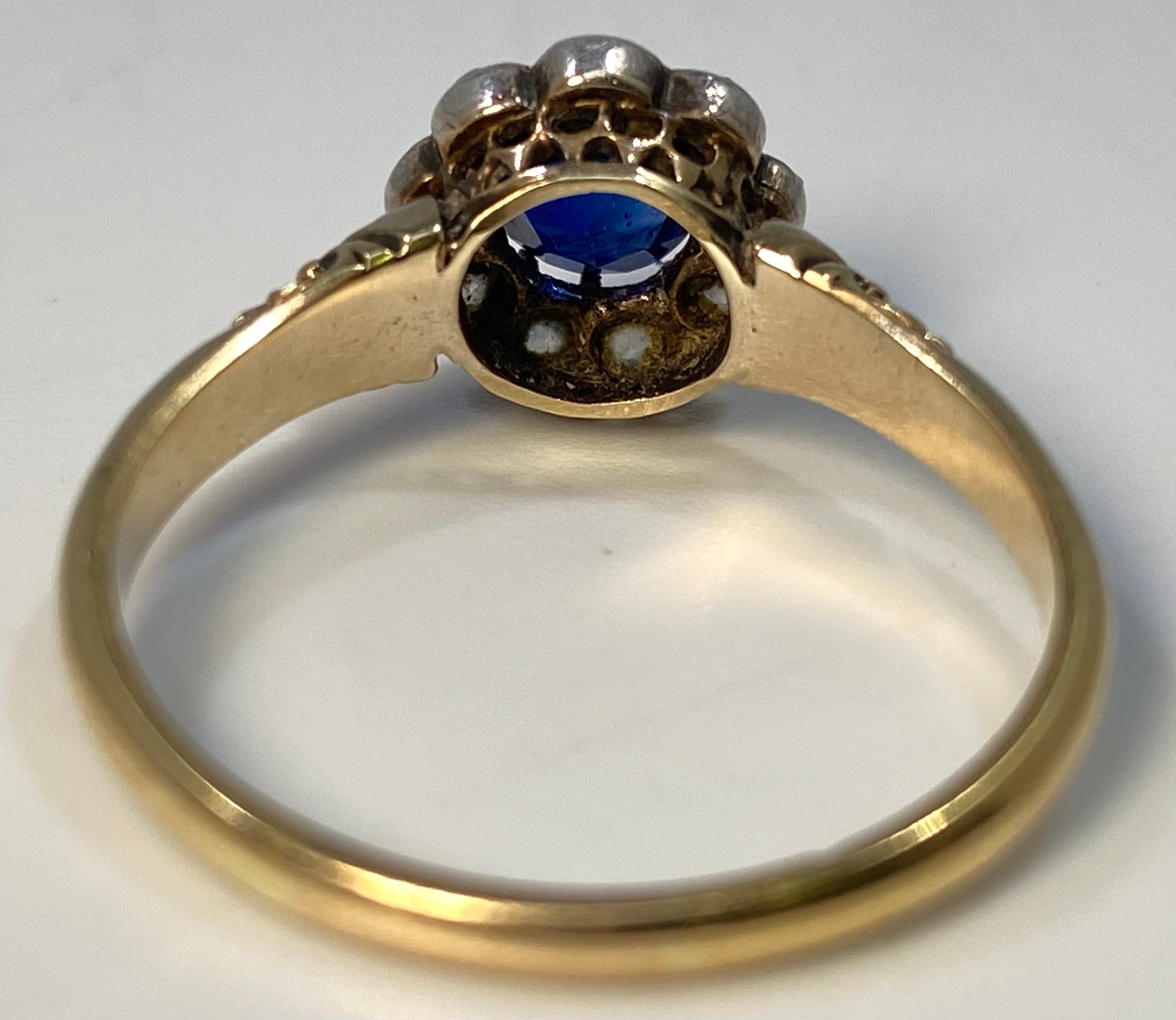 An 18ct gold ring, centrally claw set with a round, faceted sapphire coloured stone (loose in mount) - Image 3 of 4