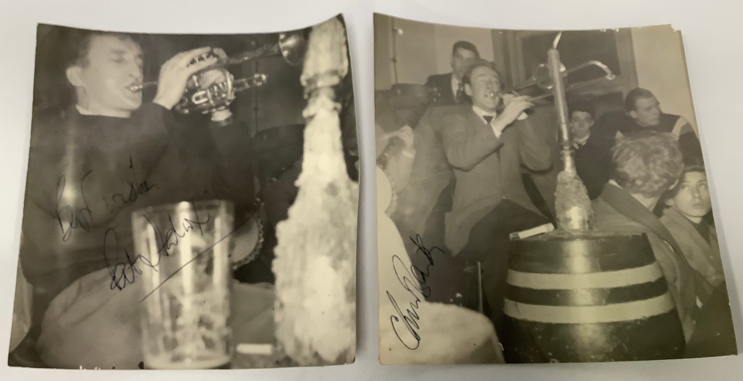 A good variety of mixed collectables including some early 1950s black and white autographed photos - Bild 6 aus 6