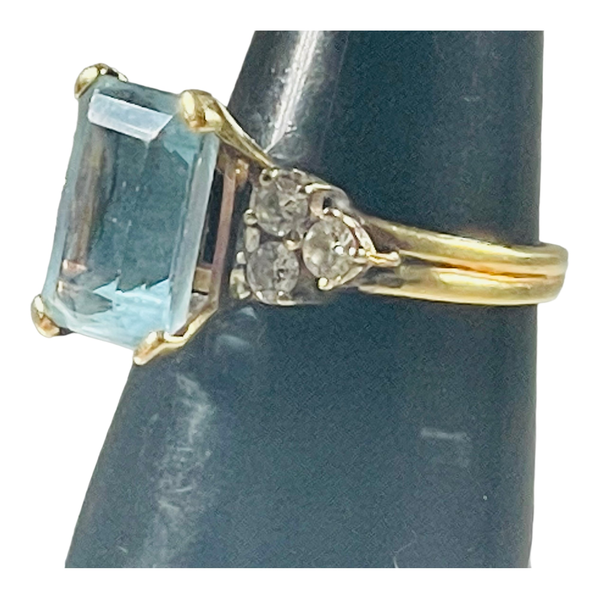 An 18ct gold dress ring, set with a large rectangular shaped aquamarine to the centre, with three - Image 3 of 4