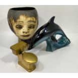 An Andre Loret for Devon planter a head, 21cm high, together with a novelty brass toilet ashtray and