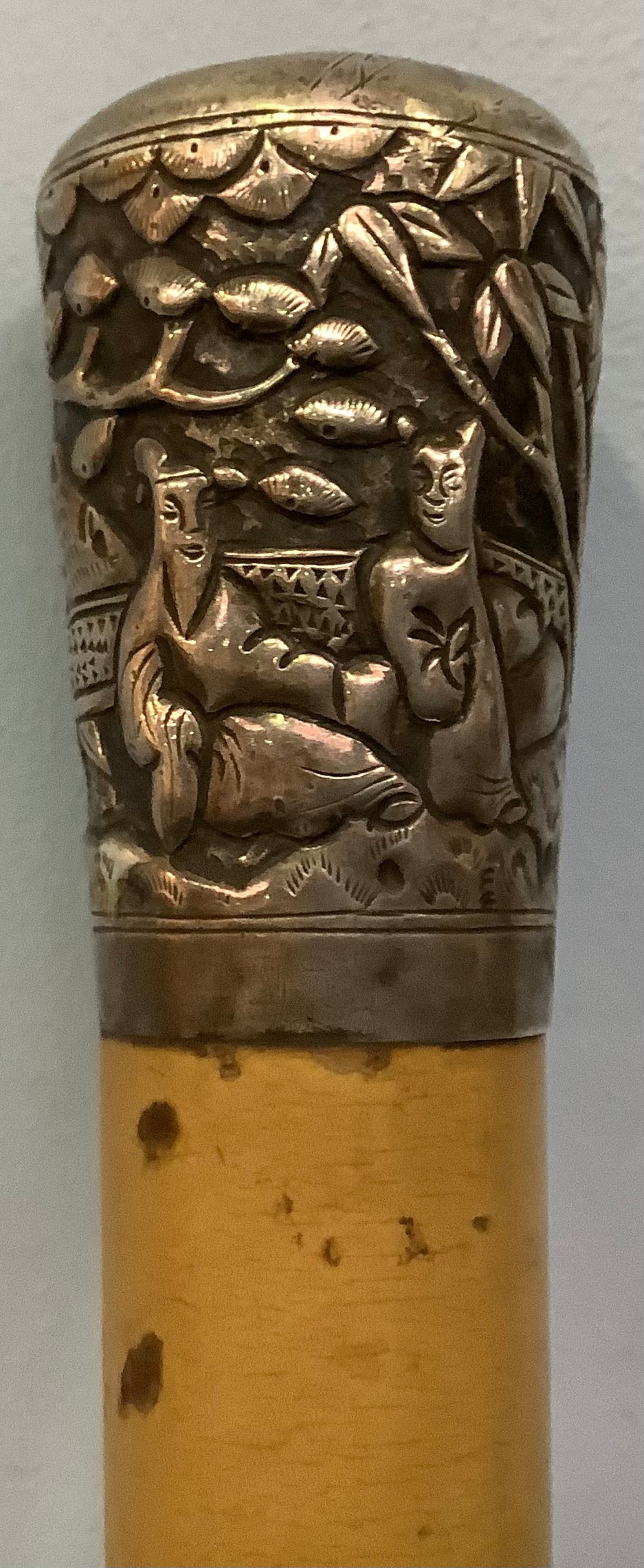A white metal (tests as silver) topped walking stick, pommel decorated with continuous moulded - Bild 6 aus 6