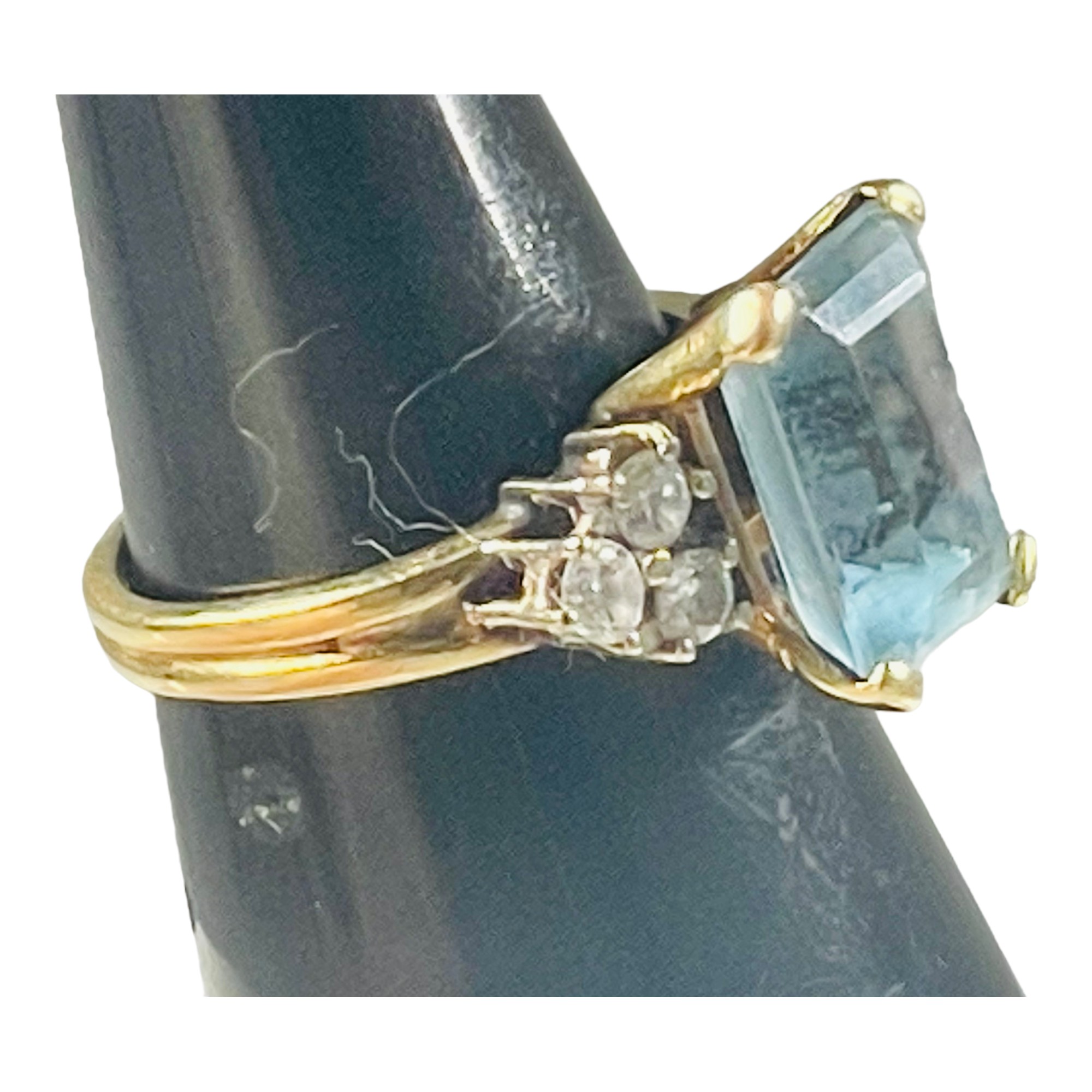 An 18ct gold dress ring, set with a large rectangular shaped aquamarine to the centre, with three - Image 2 of 4