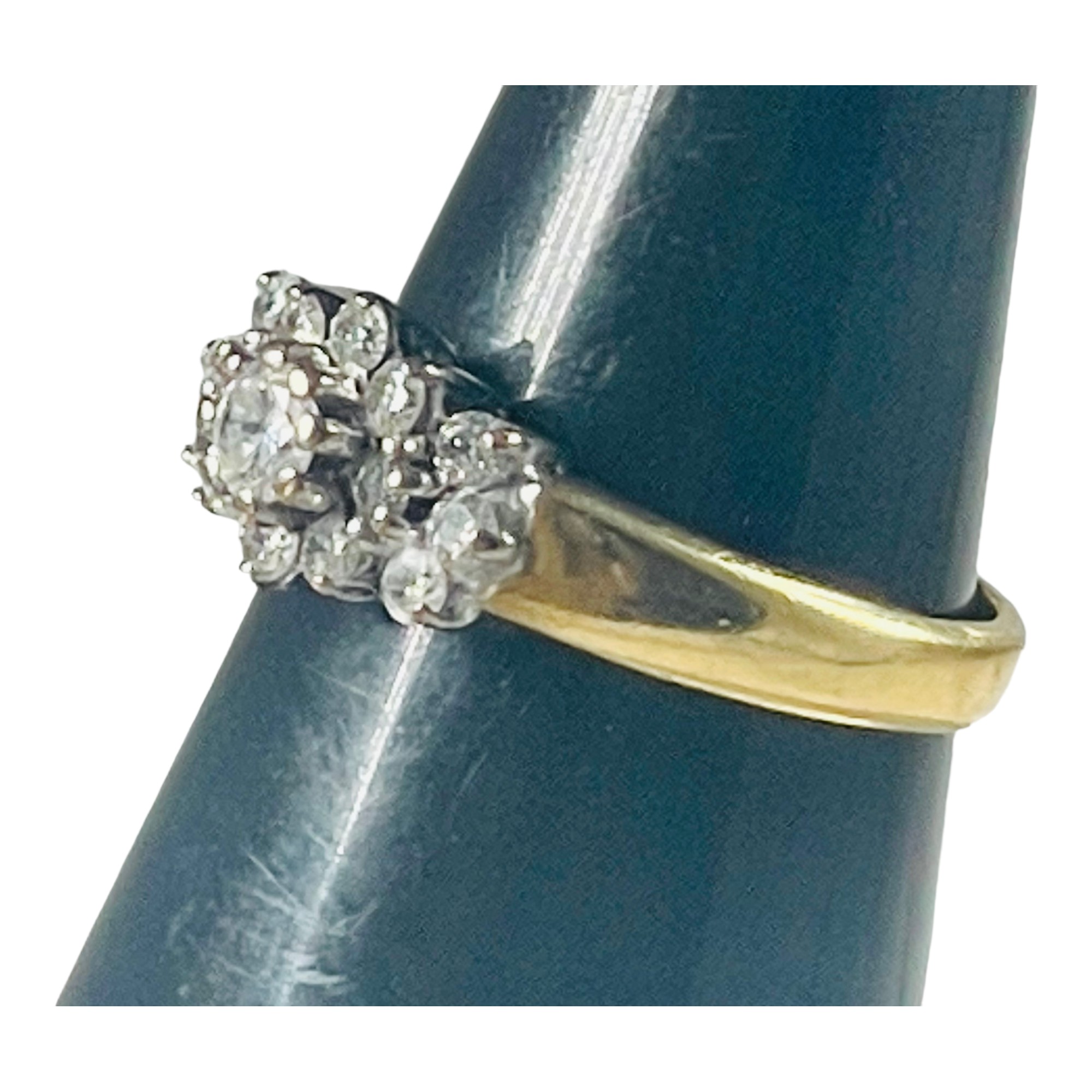 An 18ct yellow gold diamond ring, set with 1 x round brilliant cut diamond to the centre, with 14 - Image 3 of 4