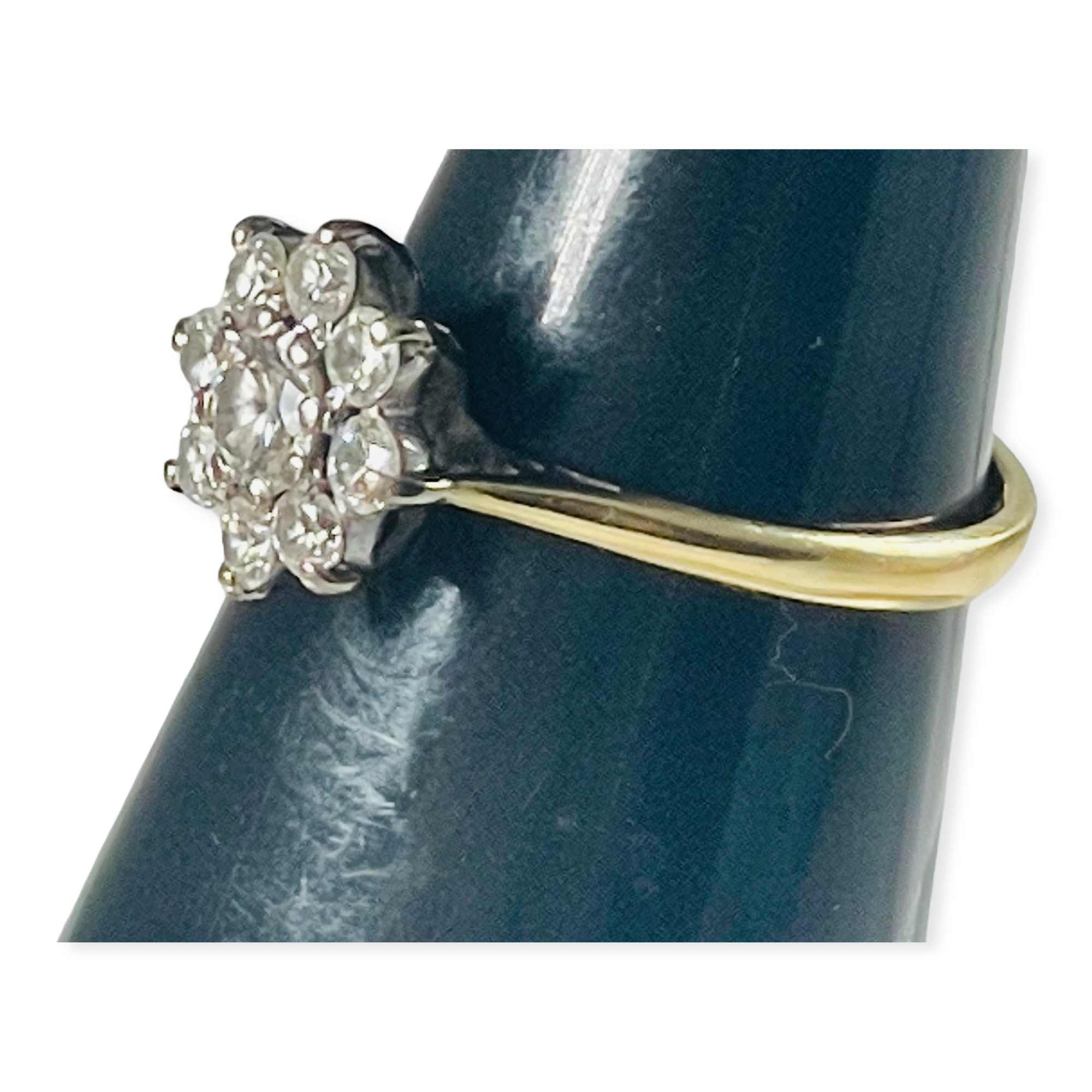 An 18ct yellow gold diamond ring, set with 9 x round brilliant cut diamonds in a daisy cluster - Image 2 of 4