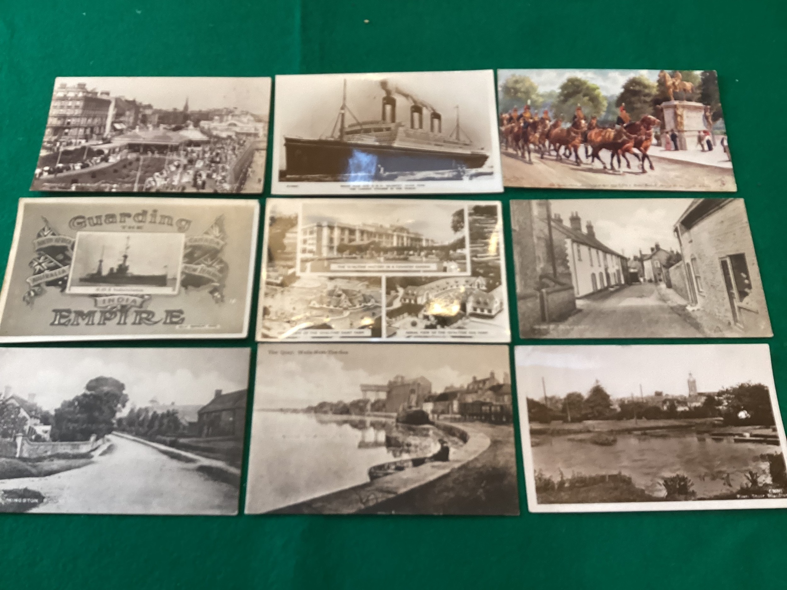An album containing 32 standard-size Southampton cards; more than 350 loose standard-size - Image 5 of 6