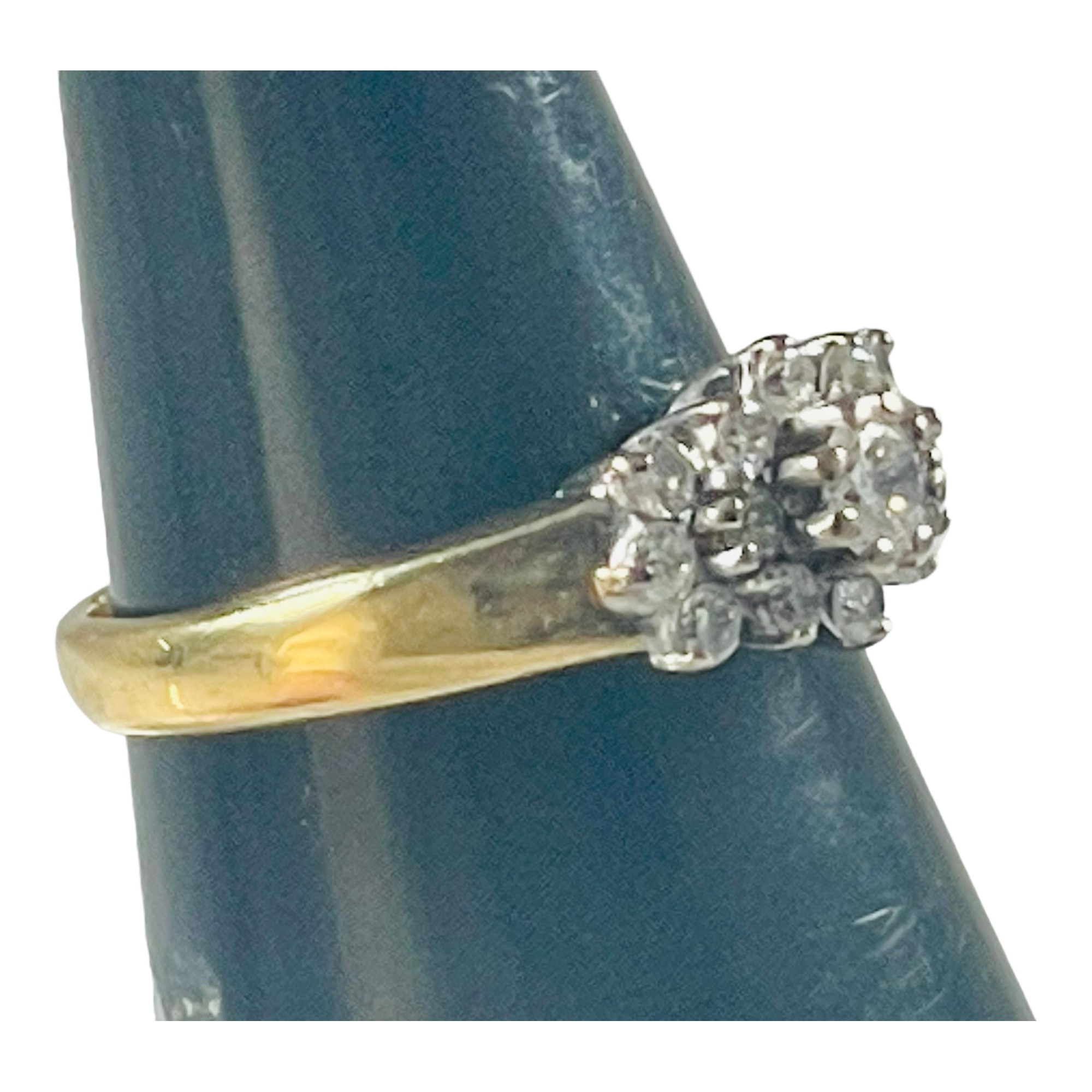 An 18ct yellow gold diamond ring, set with 1 x round brilliant cut diamond to the centre, with 14 - Image 4 of 4