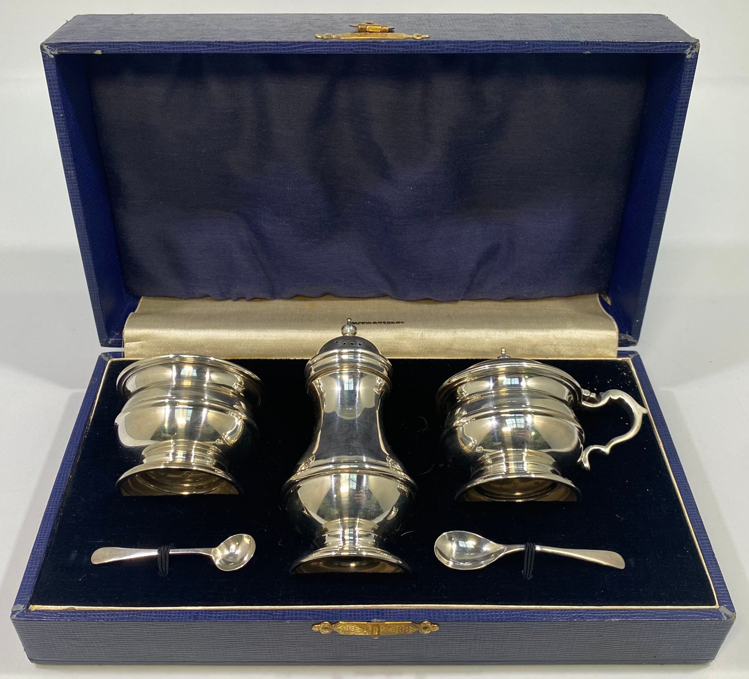 A cased silver three-piece cruet set by Mappin & Webb, with two spoons, hallmarked Birmingham, 1939,