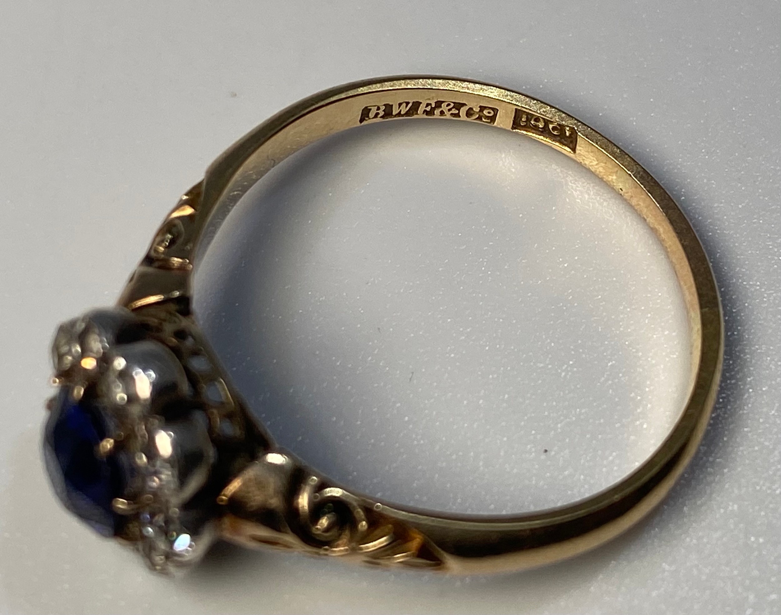 An 18ct gold ring, centrally claw set with a round, faceted sapphire coloured stone (loose in mount) - Image 4 of 4