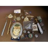 Collectables : Nice collection of badges, pens, Es