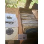 Records : 100+ 1950s/60s 7" singles in brown woode