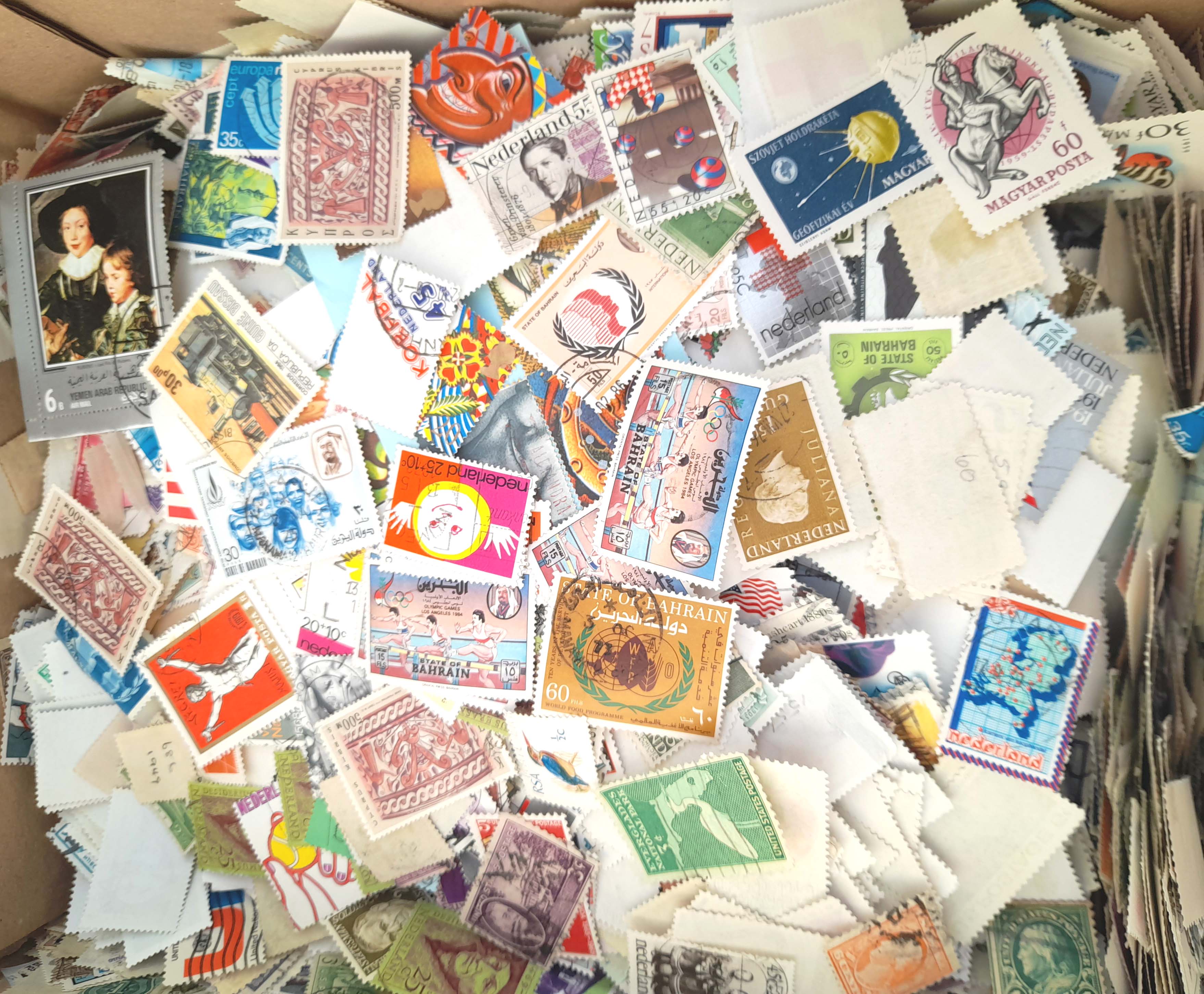 Stamps : World OFF- PAPER Small box containing