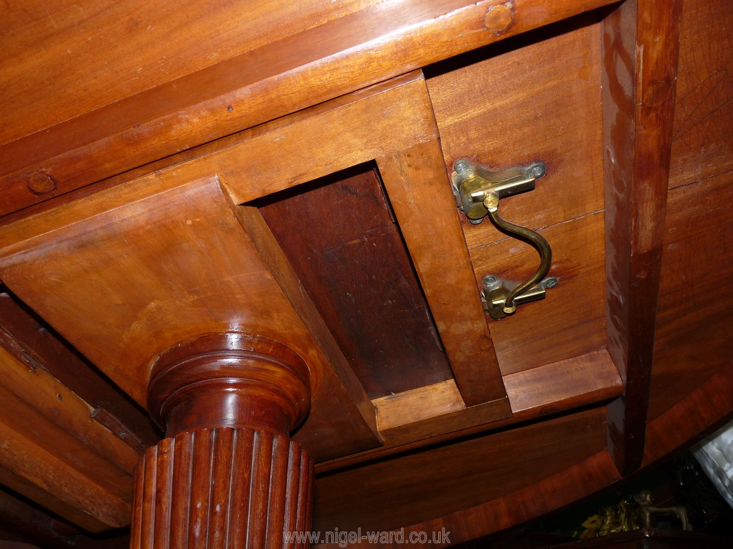 A Regency Mahogany snap-top Hall/Centre Table standing on a turned and lobed column on a platform - Image 4 of 6