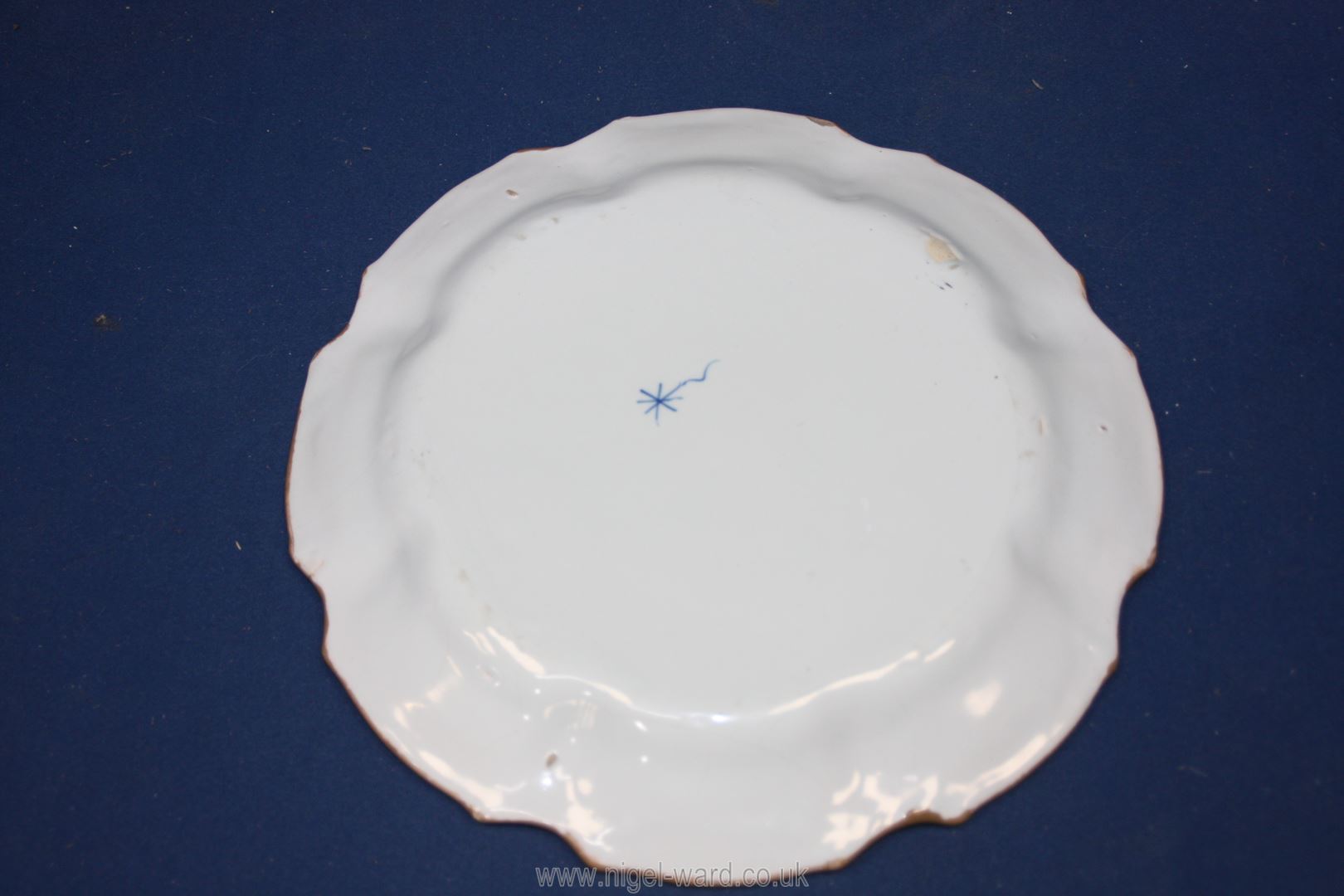 An antique north Italian Nove da Bassano pottery dish with a café au lait scalloped rim and a - Image 2 of 3