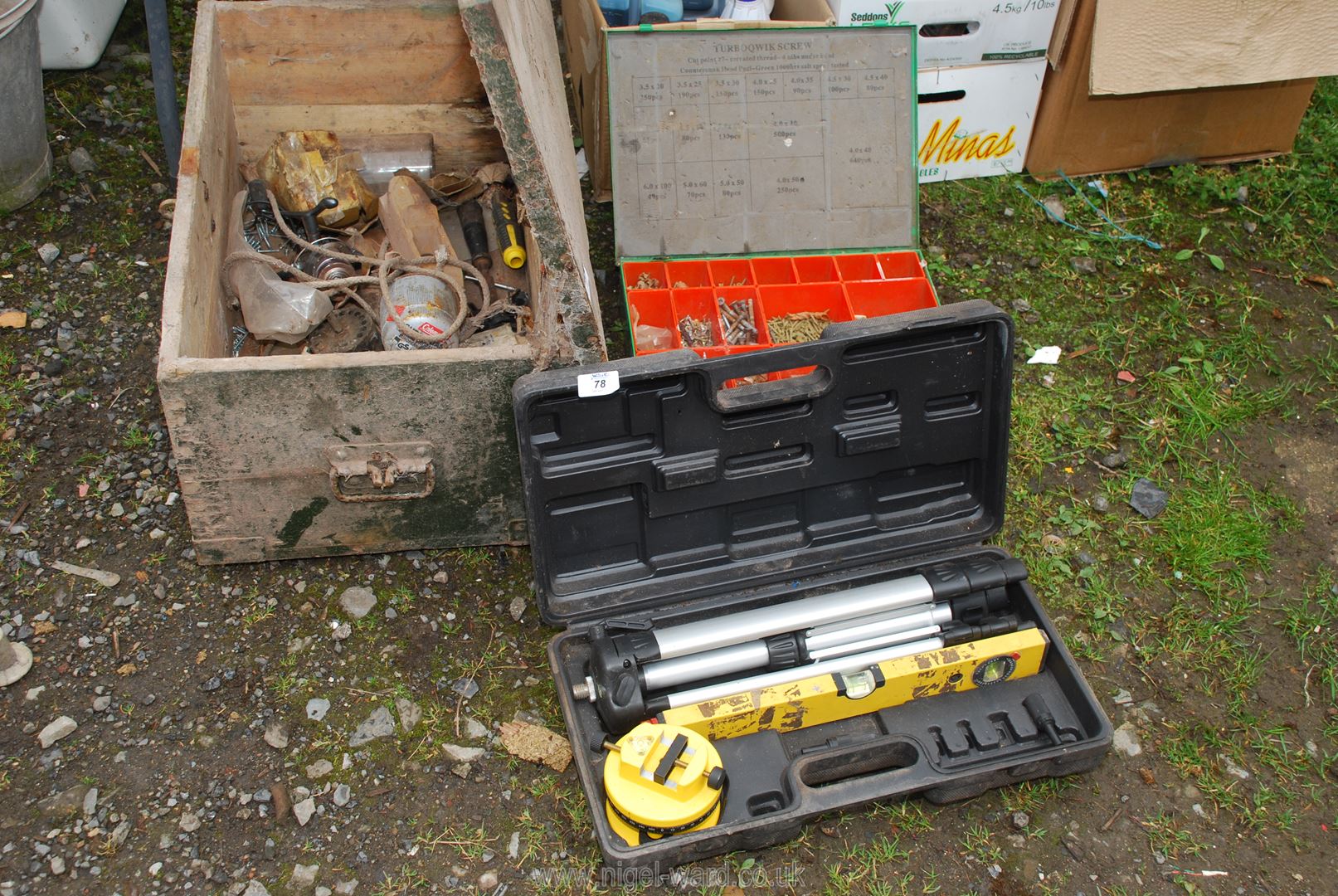 An old wooden tool box with tools, fishing reel etc. - Image 2 of 3