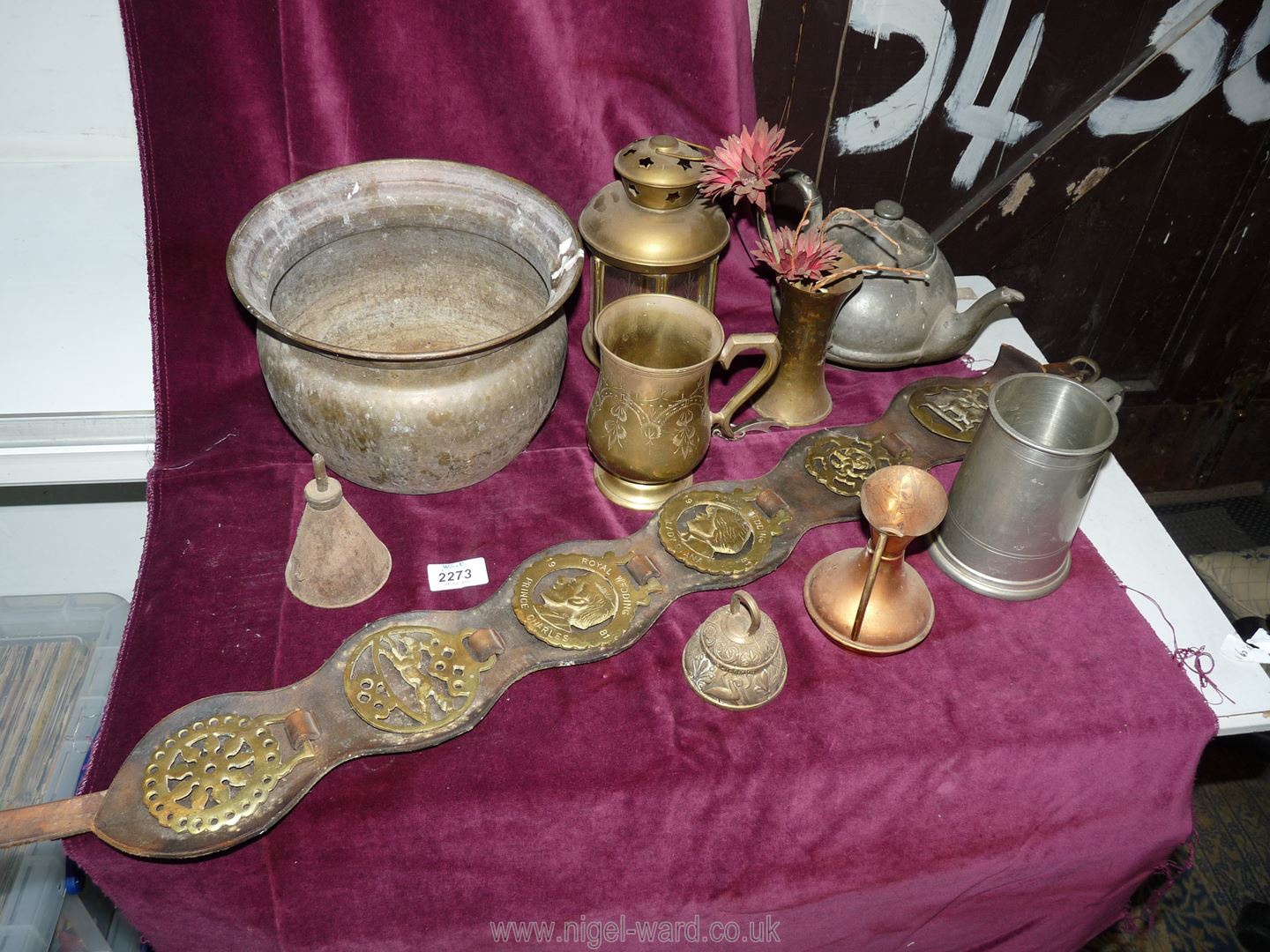 A quantity of metals including brass planter, brass and pewter tankards, horse brasses,