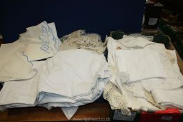 A quantity of linen and lace items including large tablecloth, damask, doilies, etc.